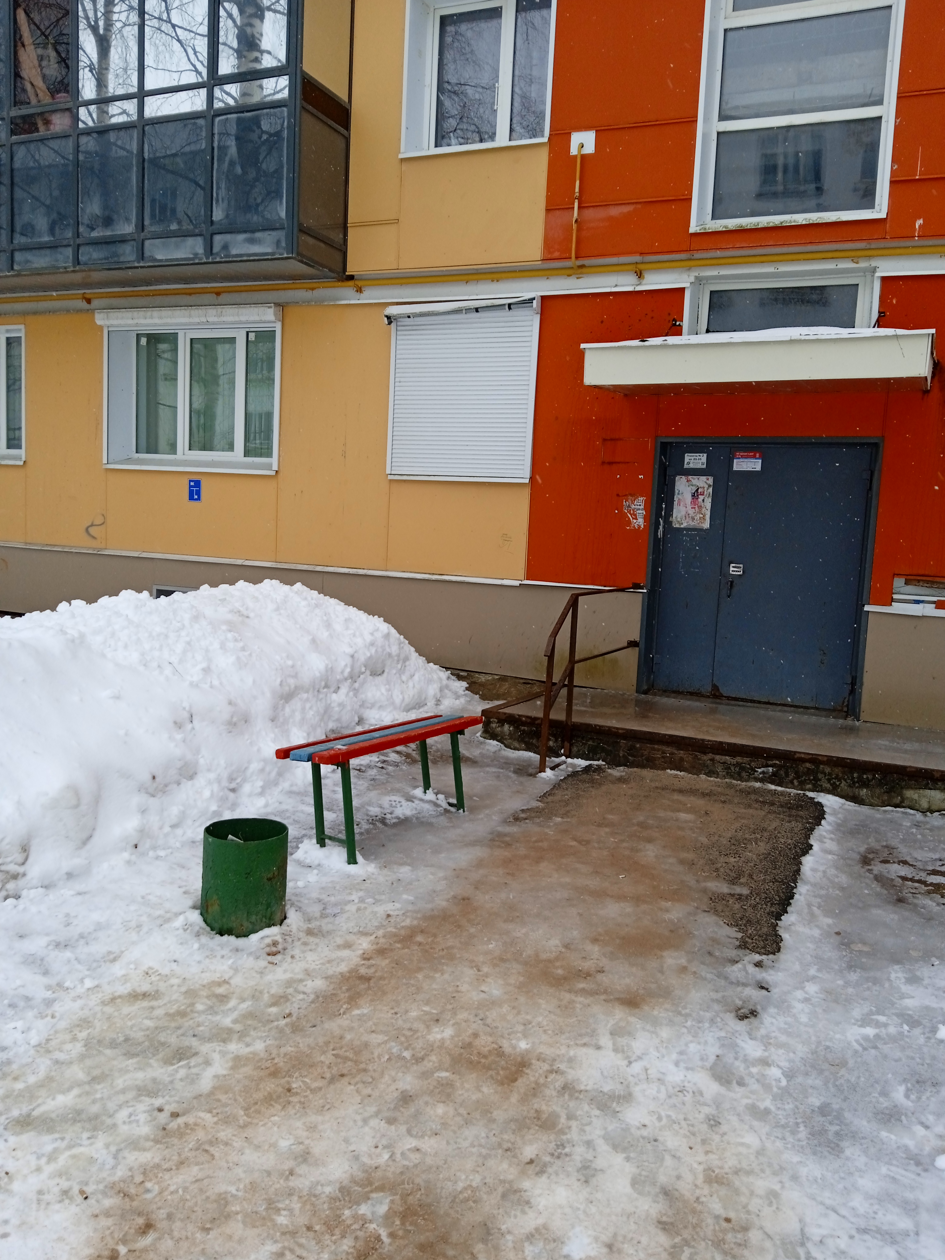 Нежилое помещение общей площадью 70,5 м. кв., основной площадью 43,70 кв. м, складских помещений 3,7 кв. м., вспомогательная площадь 23,10 кв. м, расположенное по адресу: Архангельская обл., г. Мирный, ул. Циргвава, д.15, пом. 2