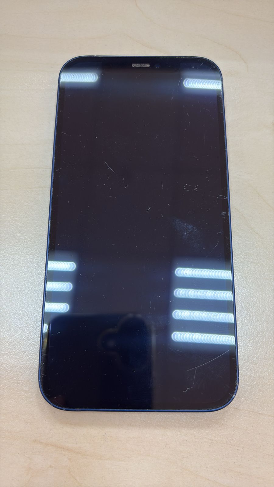 Мобильный телефон марки «Iphone 12».