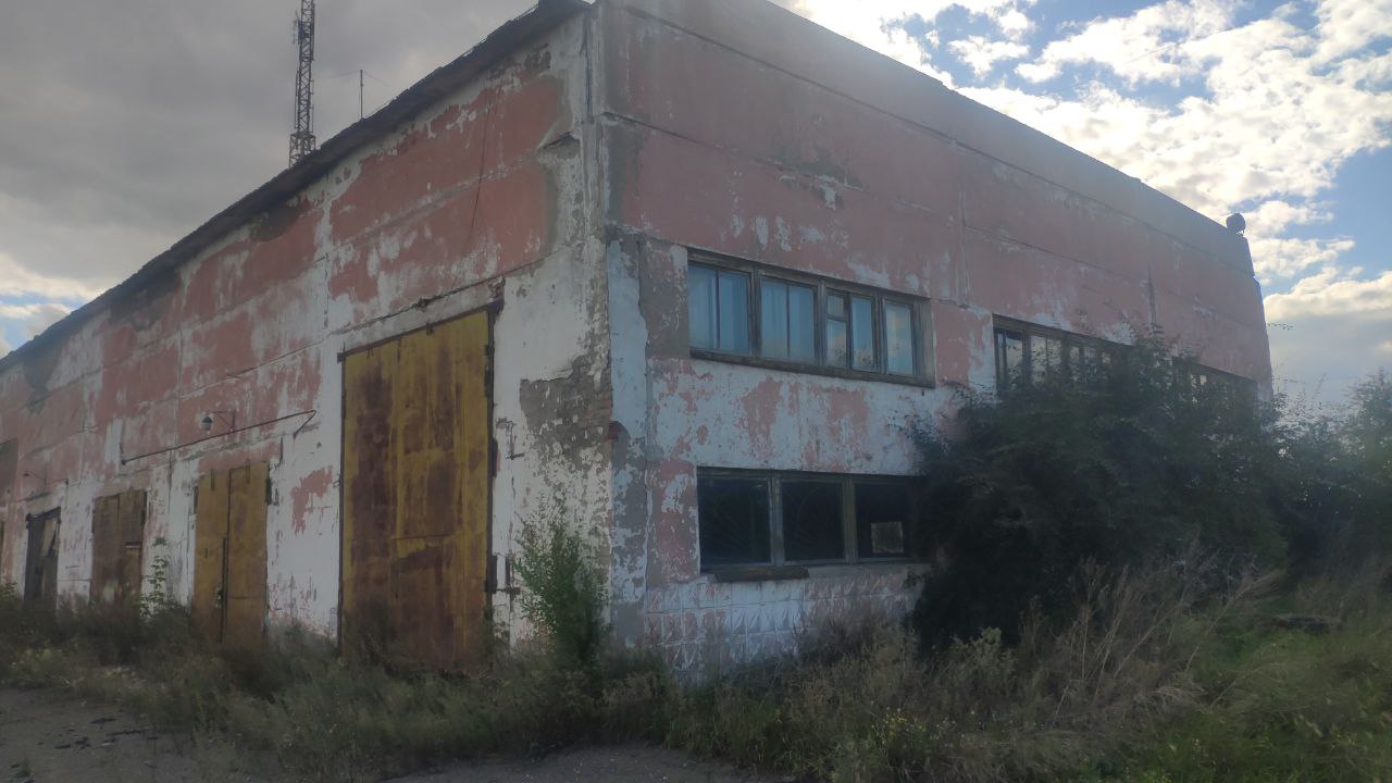 Аренда недвижимого имущества: Здание, наименование: «Нежилое строение (Гараж на 25 автомобилей)», назначение: нежилое, площадь: общая 807,0 кв. м, инвентарный номер: 113299, литер: А, этажность: 2, адрес: Омская область, Омский р-н, с. Троицкое, ул. Дорстрой, д. 10, кадастровый (или условный) номер: 55:20:220302:1099, РНФИ: П12560005302, инвентарный номер в бухгалтерском учете: 41011200084.