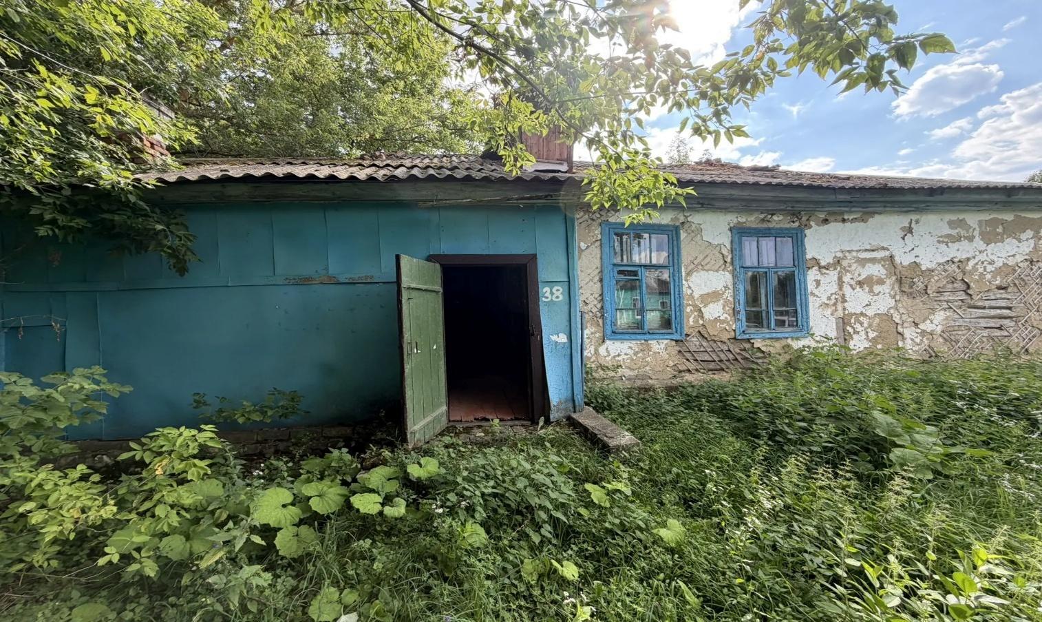 Недвижимое имущество выставляется единым лотом, в составе которого: - Недвижимое имущество – нежилое здание площадью 131,3 кв.м., Количество этажей, в том числе подземных этажей: 1, в том числе подземных 0. Кадастровый № 46:17:091707:131;Земельный участок из категории земель населенных пунктов, вид разрешенного использования: для производственных целей, площадью 1440 кв.м., кадастровый номер 46:17:091301:1.