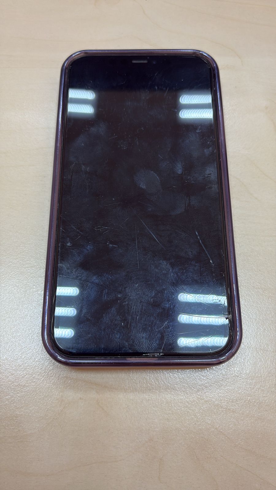 Мобильный телефон марки iPhone 11.