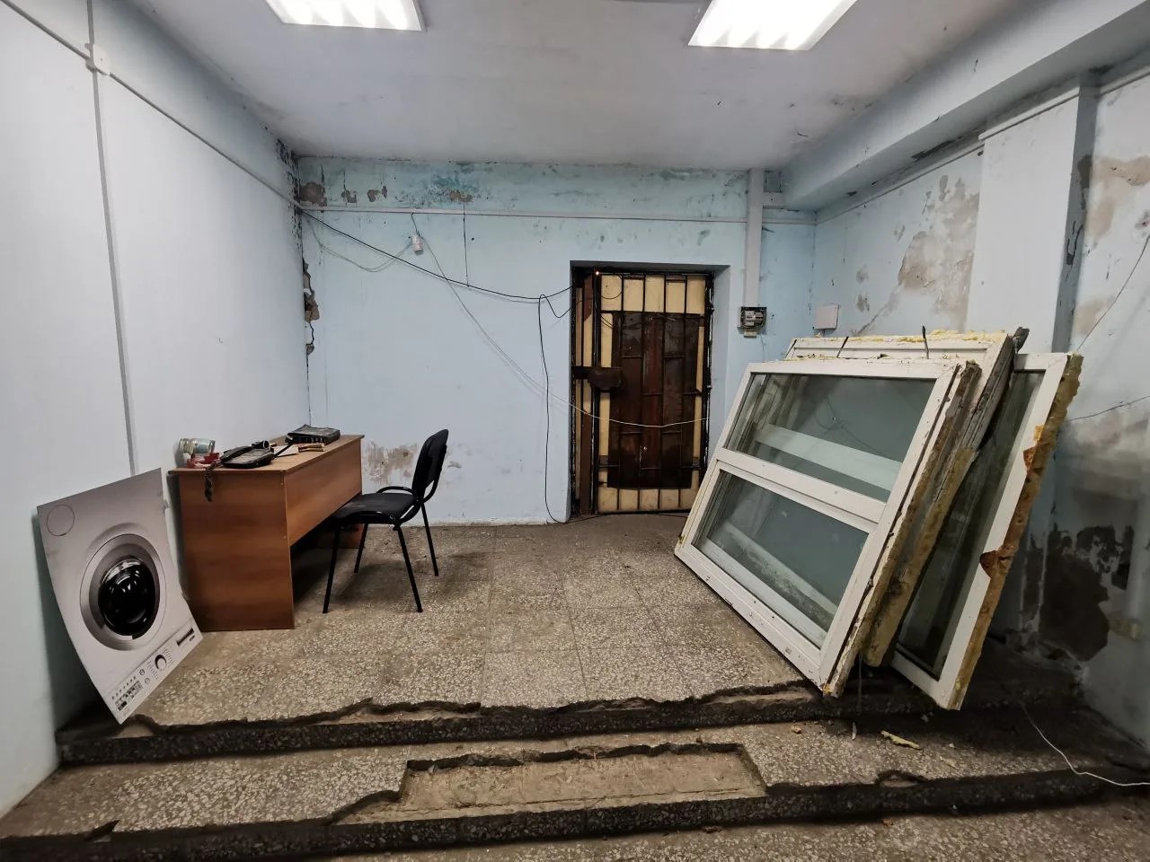 Нежилое помещение, кадастровый номер 38:31:000041:2955, площадь 324,6 кв. м., расположенное по адресу: Российская Федерация Иркутская область, городской округ город Усолье-Сибирское, город Усолье-Сибирское, улица Розы Люксембург, помещение 1б.