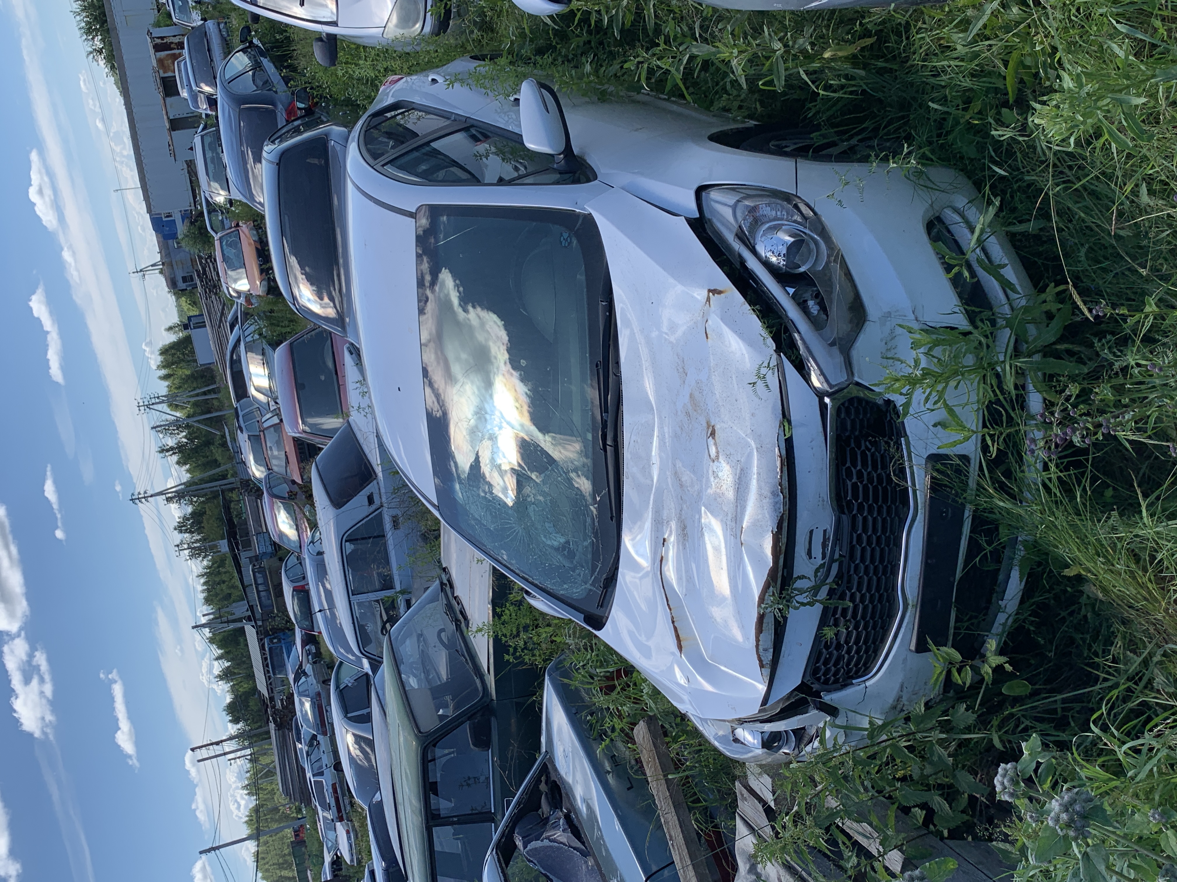 автомобиль марки KIA YD (CERATO FORTE) с государственным регистрационным номером Р 893 ВР (774), в кузове белого цвета, легковой седан, 2013 года выпуска, VIN- XWEFX411BD0000770, номер двигателя DH619053, кузов – XWEFX411BD0000770 (ЗАЛОГ, автомобиль находиться в послеаварийном состоянии (разбито лобовое стекло, помят бампер, разбиты фары, а также иные повреждения после аварии)