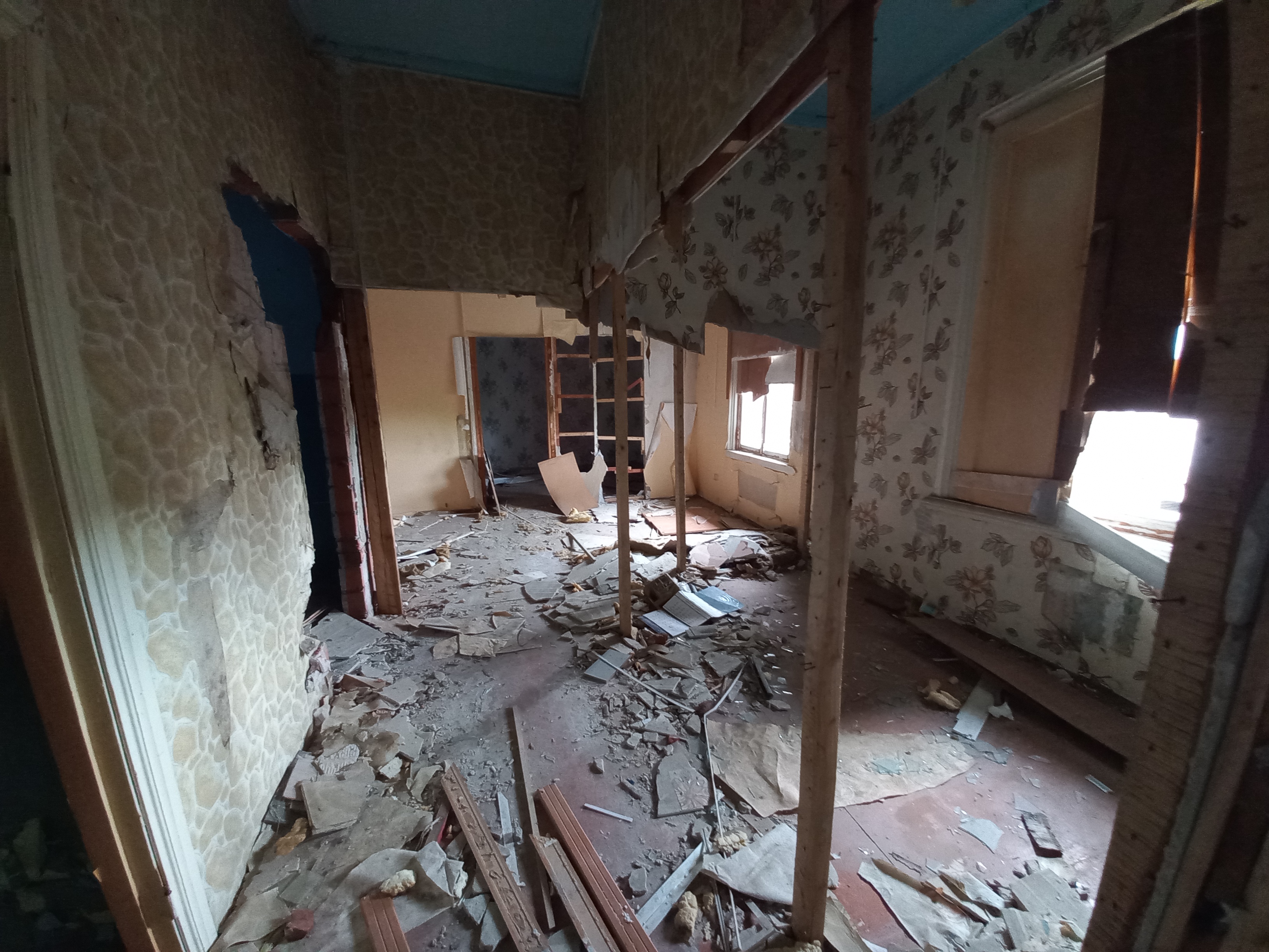 Нежилое здание (многоквартирный дом) признано аварийным и подлежащим сносу или реконструкции, обладающее признаками объекта культурного наследия, площадь - 523,9 кв.м, количество этажей – 2, кад. номер 52:15:0080305:287, и земельный участок, площадь - 1399,0 кв.м, кад. номер 52:15:0080305:276, категория земель: земли населенных пунктов, виды разрешенного использования.: под многоквартирным домом (двухэтажным), адрес: Нижегородская обл., м. о. Городецкий, г. Городец, ул. Парижской Коммуны, д. 2.
