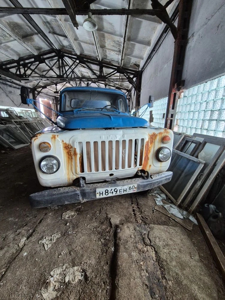 Лот № 7. Грузовой автомобиль ГАЗ 53 КО503, 1990 года выпуска, государственный номер Н849ЕН60, идентификационный номер (VIN) XTН531200L1229249. Местонахождение: Псковская обл., Дедовичский р-н, рп. Дедовичи, ул. Бундзена, д. 70. Основание для реализации на торгах - постановление судебного пристава-исполнителя о передаче на реализацию на торгах. Должник (собственник) – МП ЖКХ Дедовичского района.
