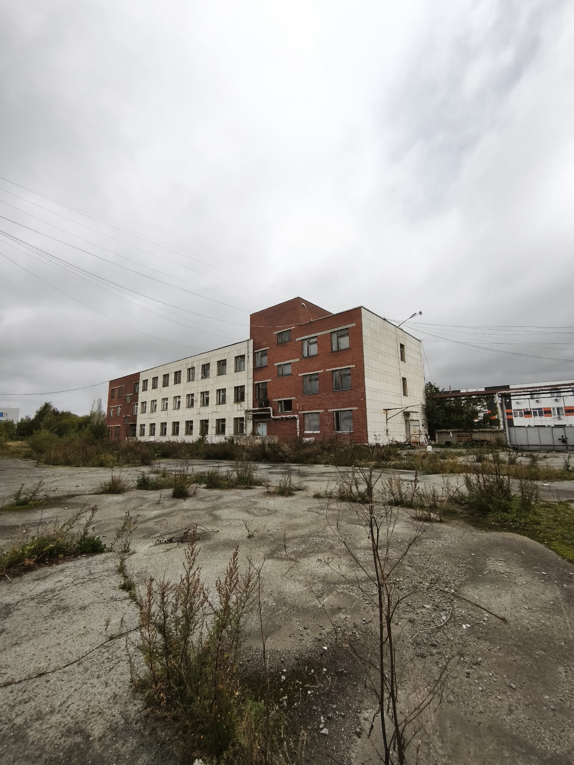 Продажа наход. в фед. собственности объектов недвижимого имущества: зданий и объектов незаверш. стр-ва общей площадью 6 968,5 кв. м. (кад. номера: 66:41:0404019:342, 66:41:0404019:345, 66:41:0404019:330, 66:41:0404019:341), объекта незаверш. стр-ва площадью застройки 1 544,2 кв. м., сооружения, одновременно с земельным участком (кад. номер 66:41:0404019), местоположение: обл. Свердловская, г. Екатеринбург, проезд Складской, дом 6.