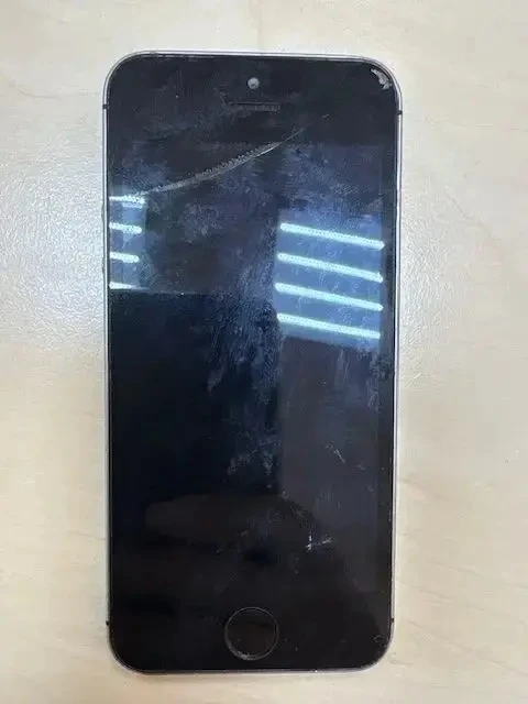 Мобильный телефон марки «iPhone». 1 шт
