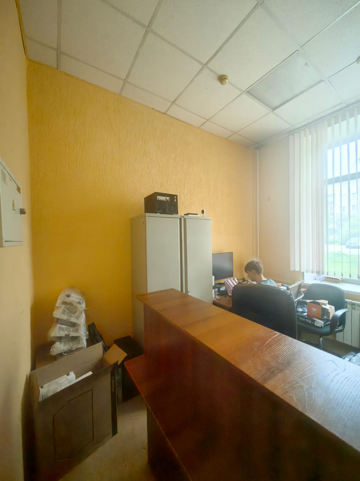 Нежилое помещение № 12 площадью 10,0 кв.м (согласно выкопировке из поэтажного плана дома), расположенное по адресу: г. Кемерово, ул. 9 Января, 12, пом. 65, этаж № 1, общей площадью 243,4 кв.м, закрепленное на праве оперативного управления за МБУ «ЦПП». Целевое назначение: для ведения предпринимательской деятельности. Режим использования: понедельник - воскресенье с 07:00 до 22:00.
