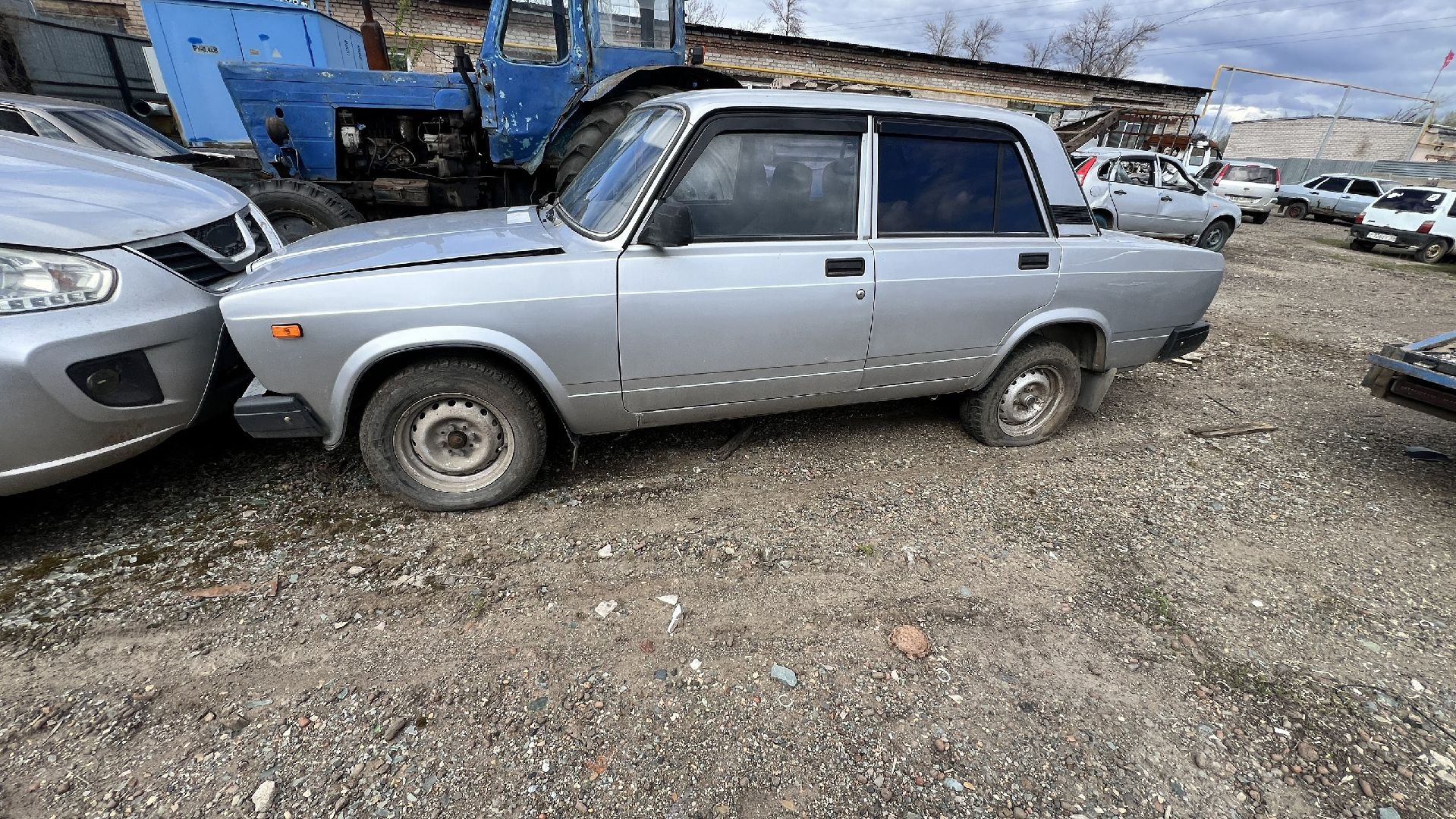 Легковой автомобиль марки ВАЗ 21074, 2011 г/в, г/н Т 556 АО 56, VIN XTA210740BY010143 в кузове серебристого цвета, в нерабочем состоянии