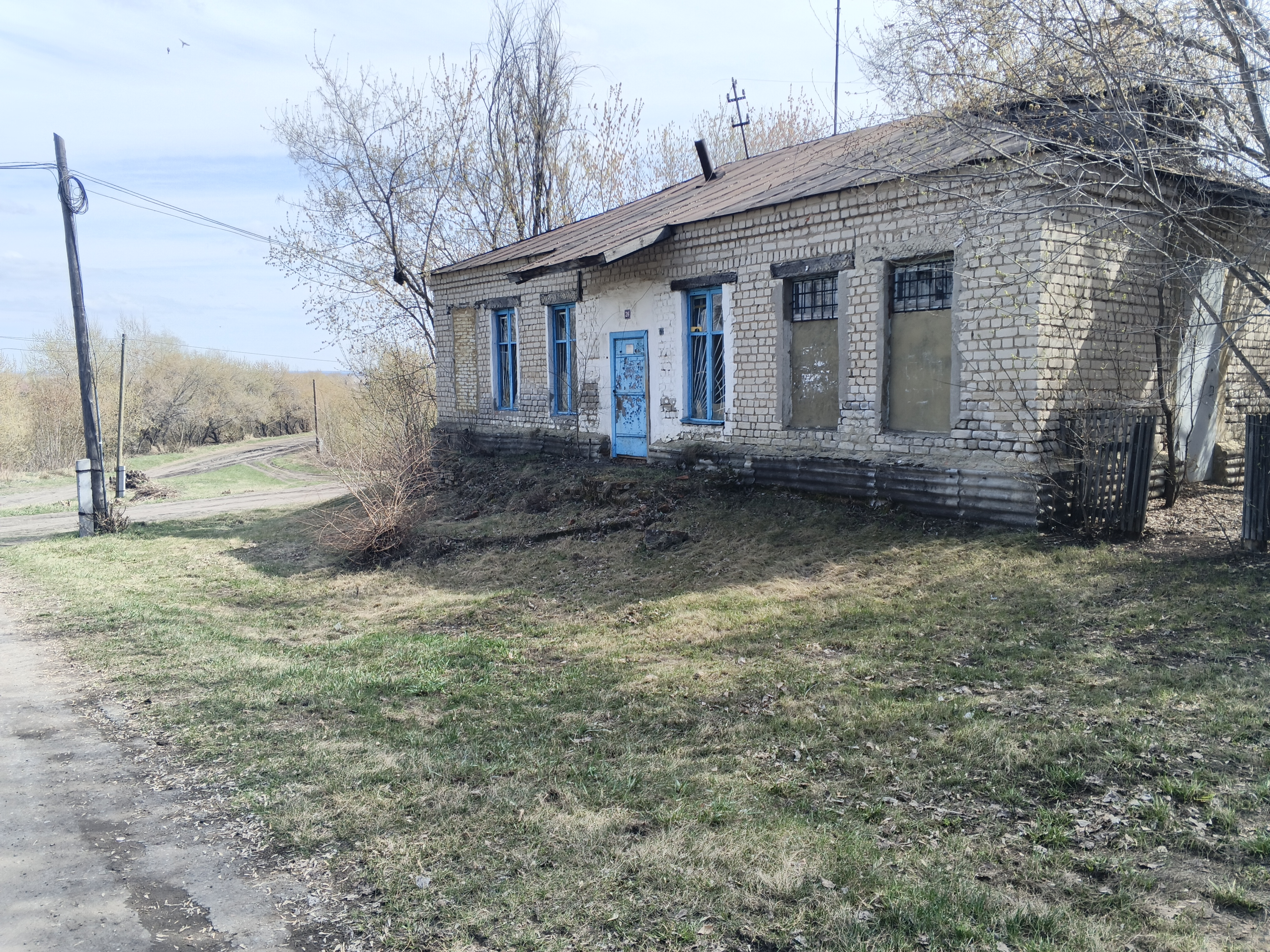 Лот № 2: - Нежилое здание площадью 87,9 кв. м. с земельным участком по адресу: Курганская область, Куртамышский район, с. Песьяное, ул. Строителей, д. 26