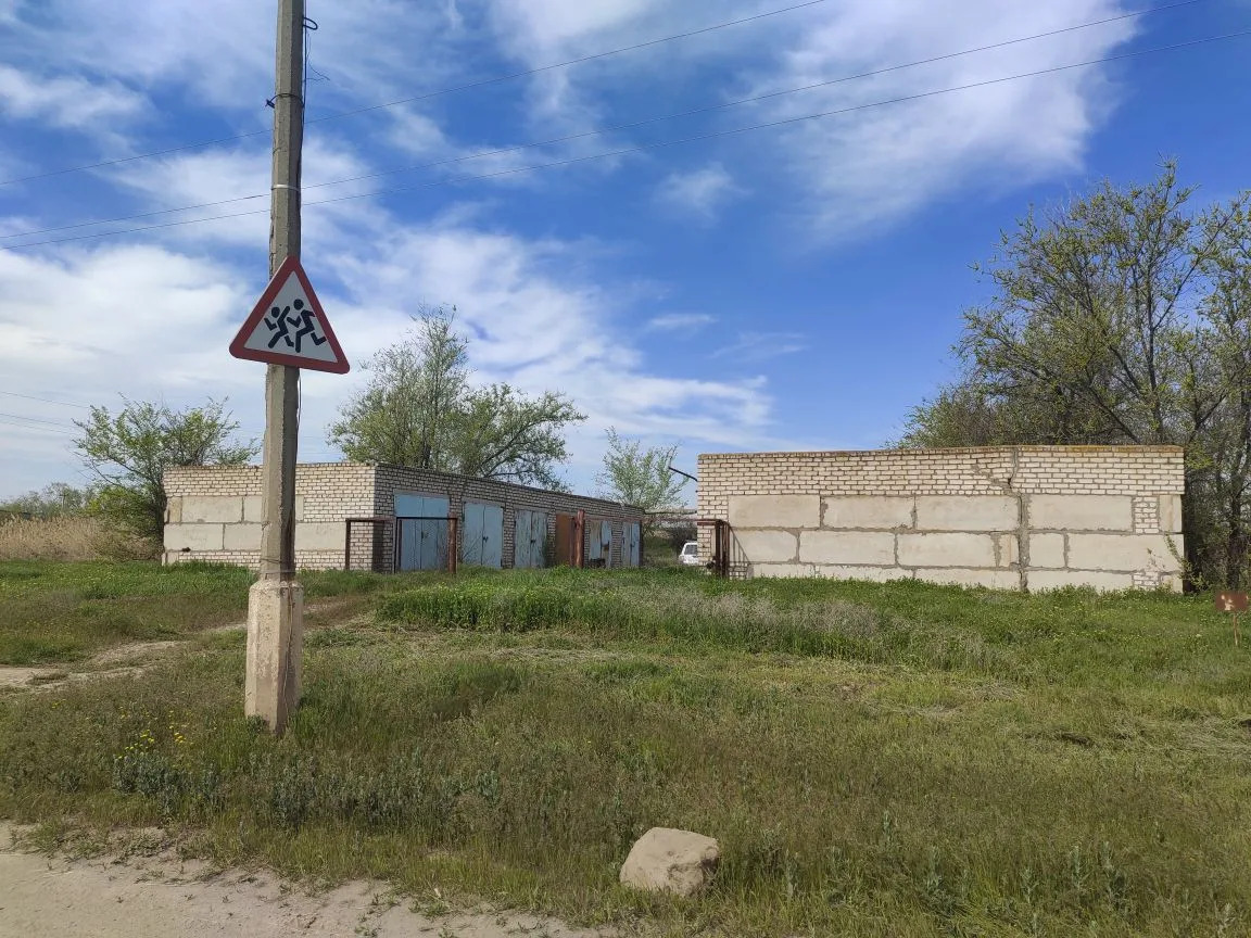 Здание: гараж, площадью 17,4 кв. м, кадастровый номер: 34:26:090201:11015, адрес места нахождения: Волгоградская область, м.р-н Светлоярский, г.п. Светлоярское, р.п. Светлый Яр, мкр. 1-й, гараж № IX, с земельным участком площадью 26 +/- 2 кв. м, кадастровый номер: 34:26:090401:752