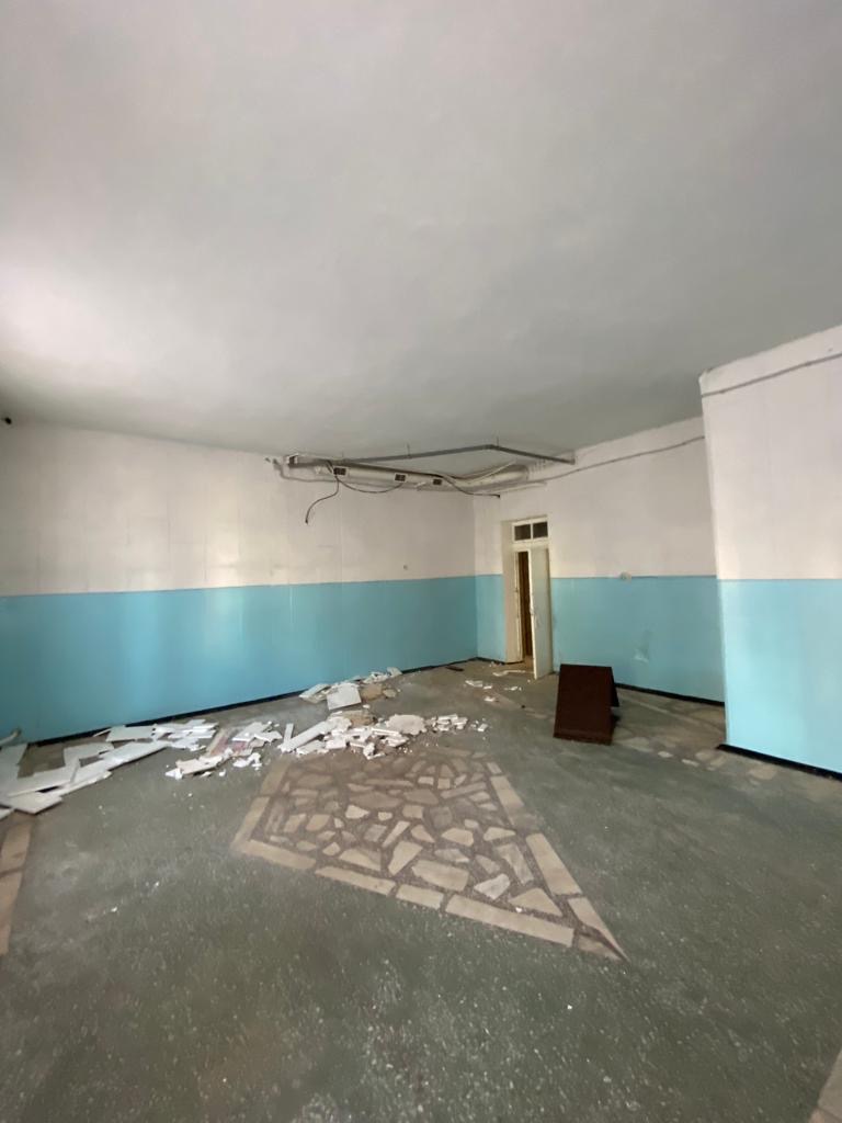 Нежилое здание с земельным участком