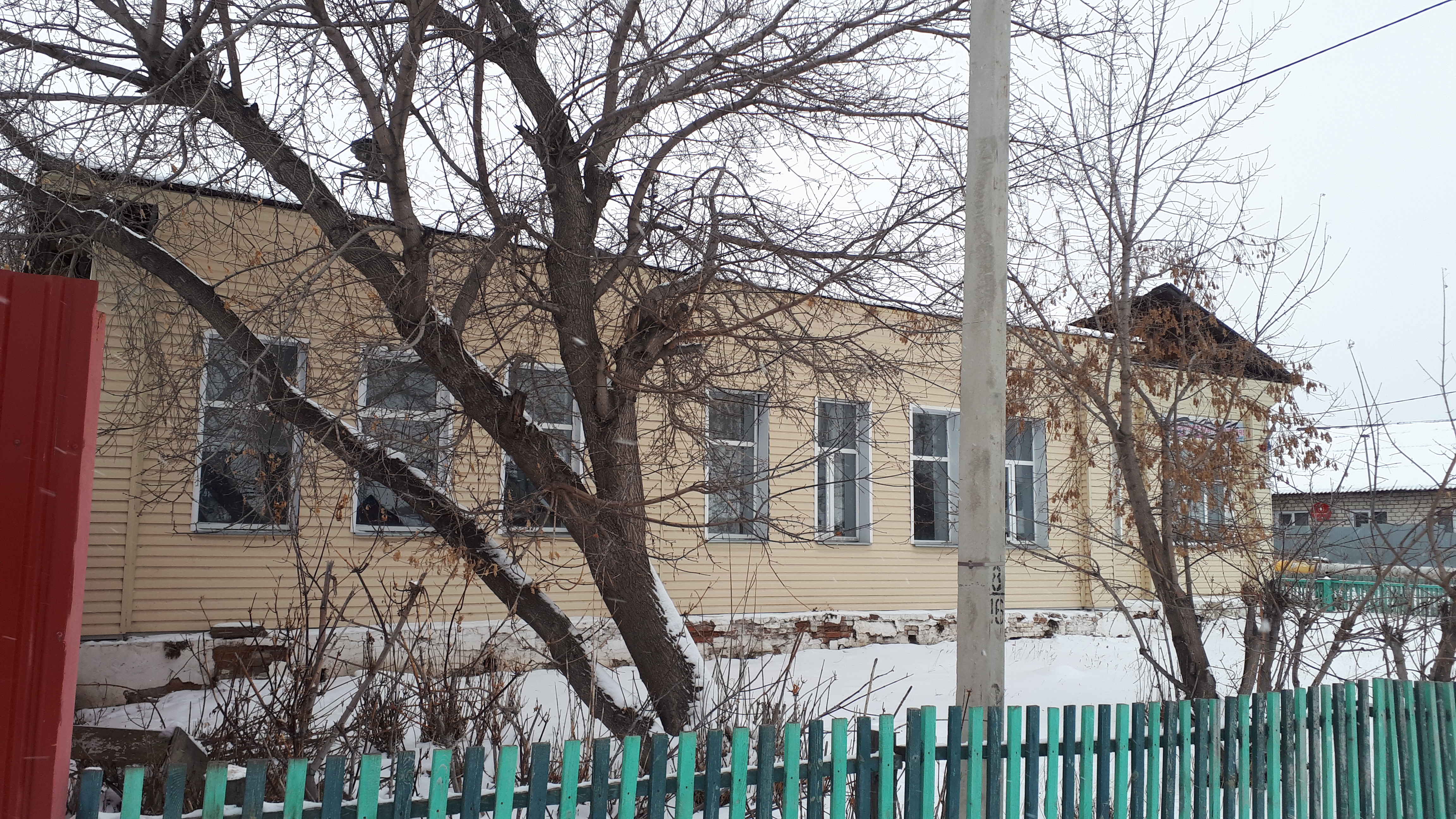 Здание, назначение: нежилое, площадь 255,8 кв.м., кадастровый номер 45:08:040226:80, в комплексе с земельным участком, площадь 1180 кв.м., кадастровый номер 45:08:040226:28