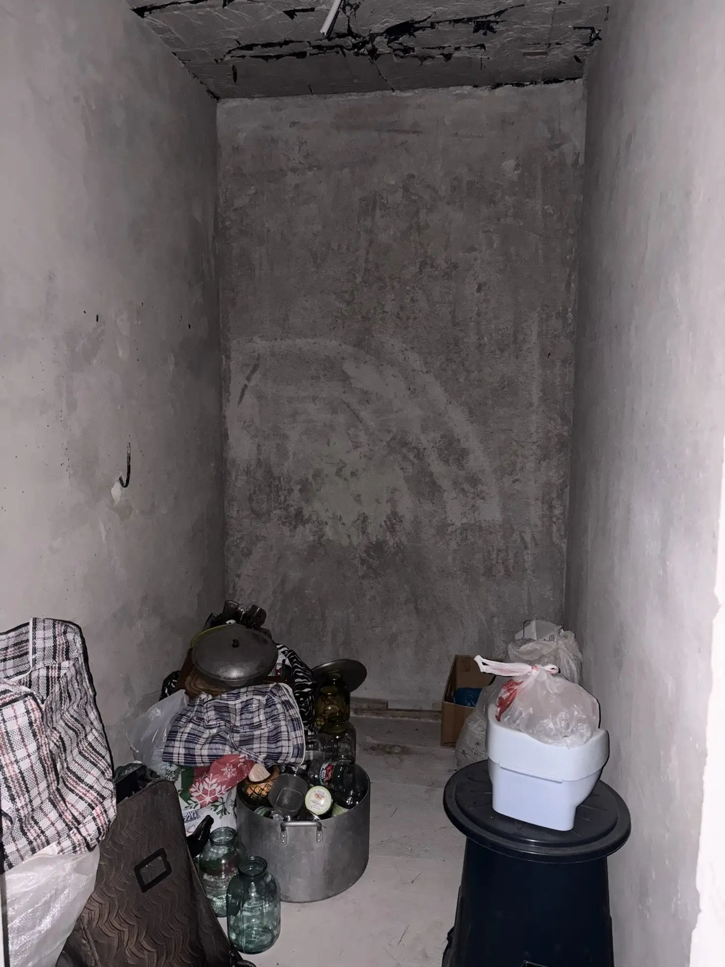 Залоговое имущество должника Айвазян Р.Р.: индивидуальный жилой дом, площадь 84,4 кв.м, кадастровый номер 26:16:060134:272, земельный участок, площадь 300 +/- 6 кв.м., кадастровый номер 26:16:060134:271, ипотека, запрещения регистрации, адрес:  Ставропольский край, г.о. город Невинномысск, г. Невинномысск, ул.Октябрьская, 49А.