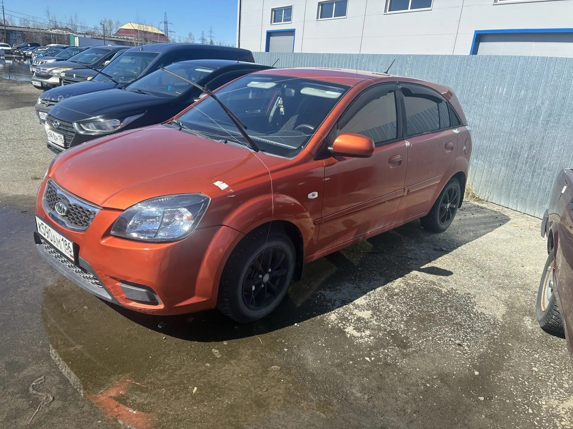 Транспортное средство марки "KIA DE (JB/RIO)", г/з К590АМ186, VIN-XWEDH511AB0006008, 2010 г.в., оранжевого цвета. ТС обременено ЗАЛОГОМ, который остается на имуществе, согласно ГК РФ (покупатель оплачивает залог самостоятельно). ТС имеет ограничения ФССП на регистрационные действия (ключи и документы отсутствуют, техническое состояние не проверялось, пробег не известен). Имущество продается в том виде, в каком оно есть, в случае продажи возврату/обмену не подлежит.