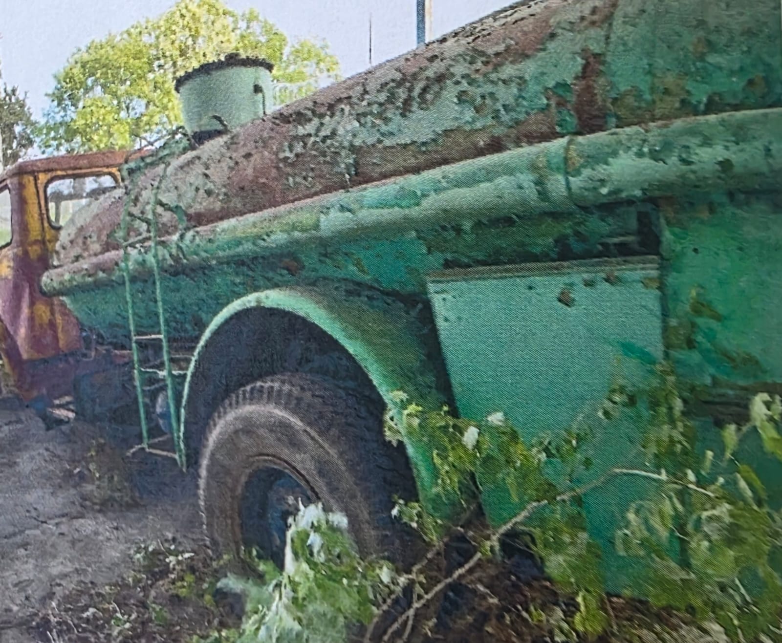 Специализированные автомобили заправщики МАЗ 5334-06.