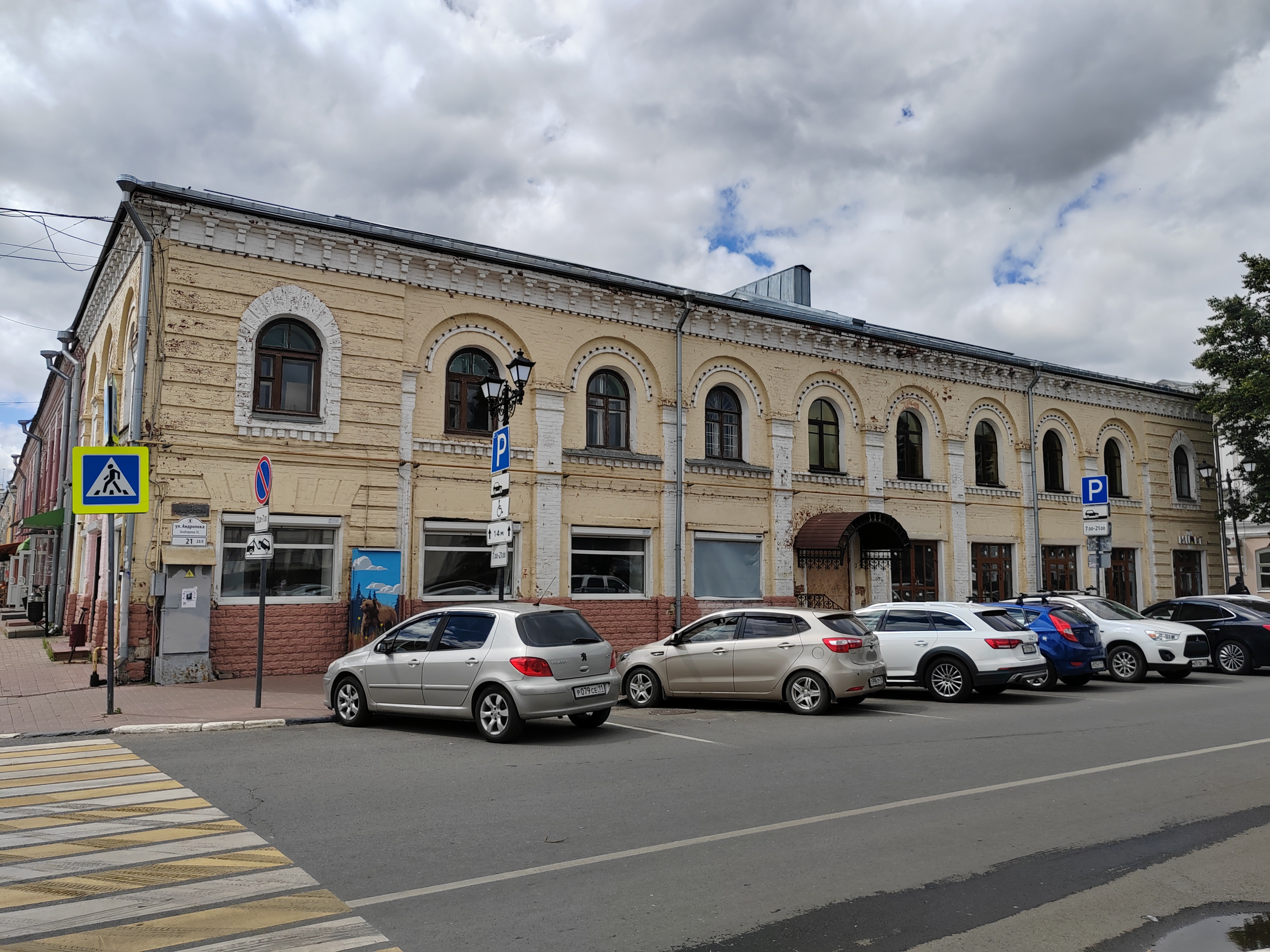 Изъятые на основании решения суда нежилые помещения в объекте культурного наследия местного (муниципального) значения «Новообщественный ряд толкучего рынка», 1873 г., 1928 г., по адресу: г. Ярославль, ул. Андропова, д.21 с земельным участком с кадастровым номером 76:23:030710:2 (общая долевая собственность,456/547)