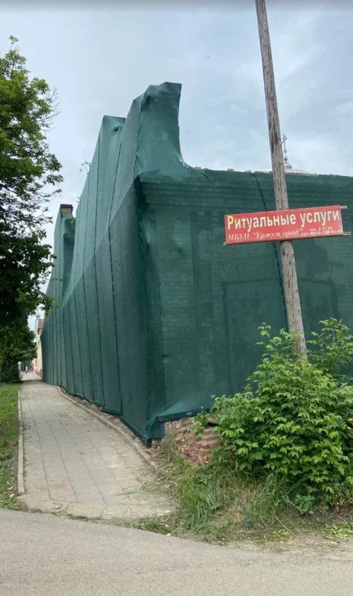 Неэксплуатируемое здание театра конца 19 век, с земельным участком