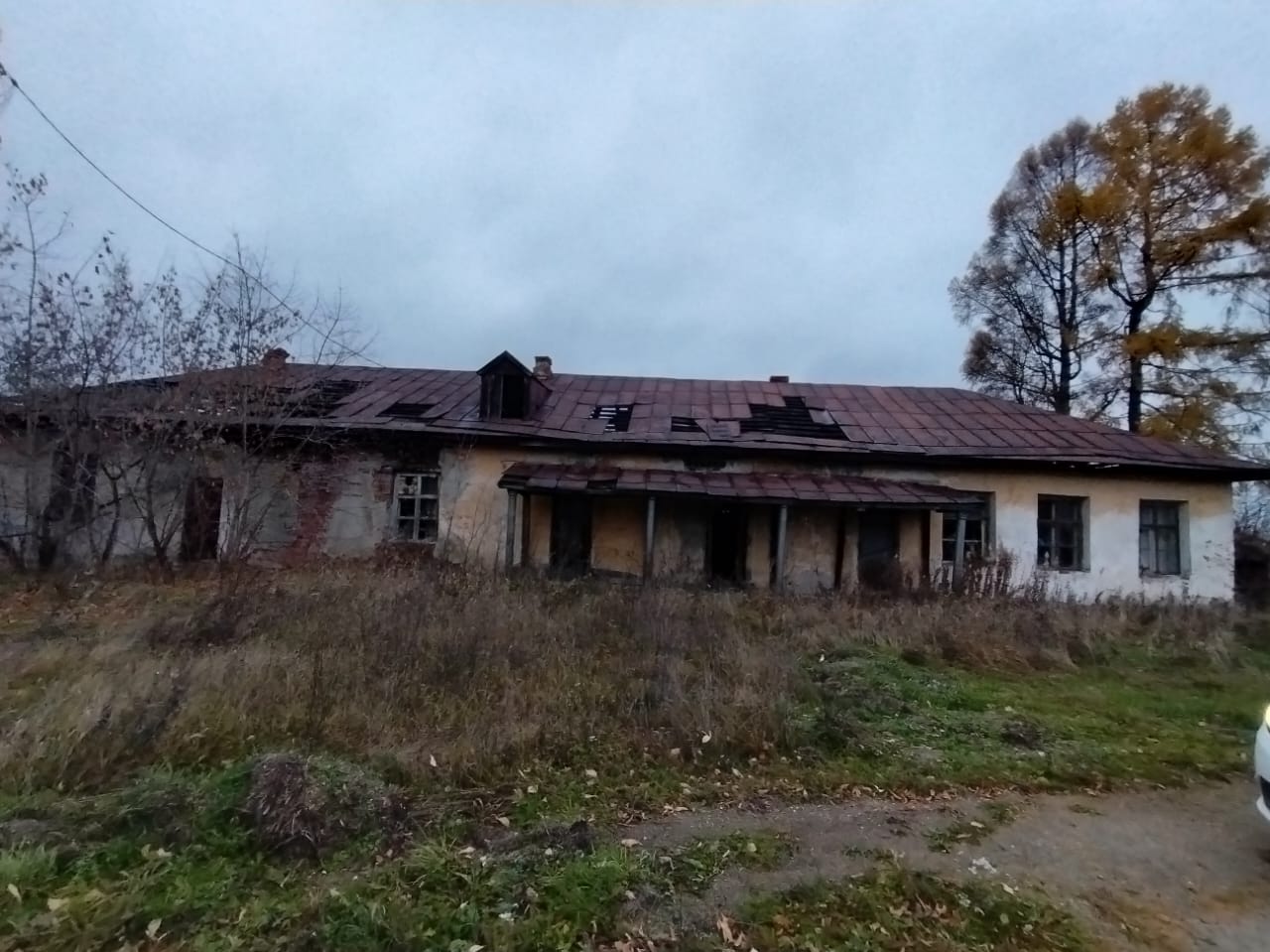 Нежилое здание площадью 232 кв. м, кадастровый номер 66:32:0601010:352 с земельным участком площадью 440 кв. м, кадастровый номер 66:32:0601010:472