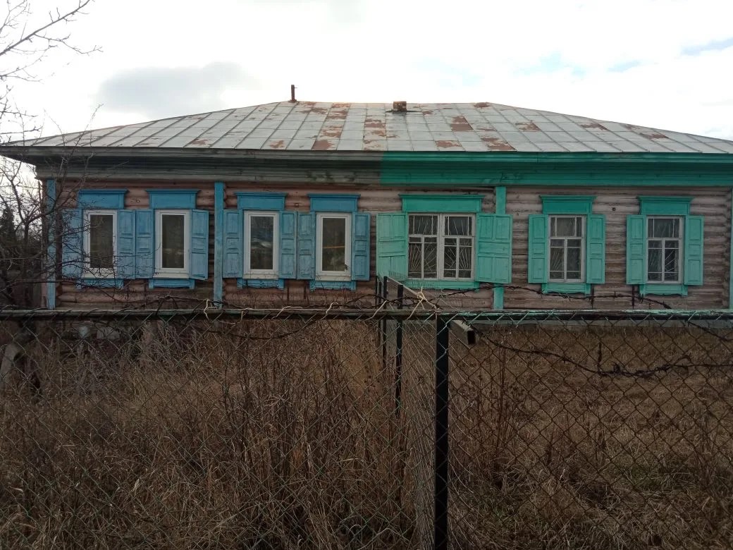 Нежилое здание с земельным участком