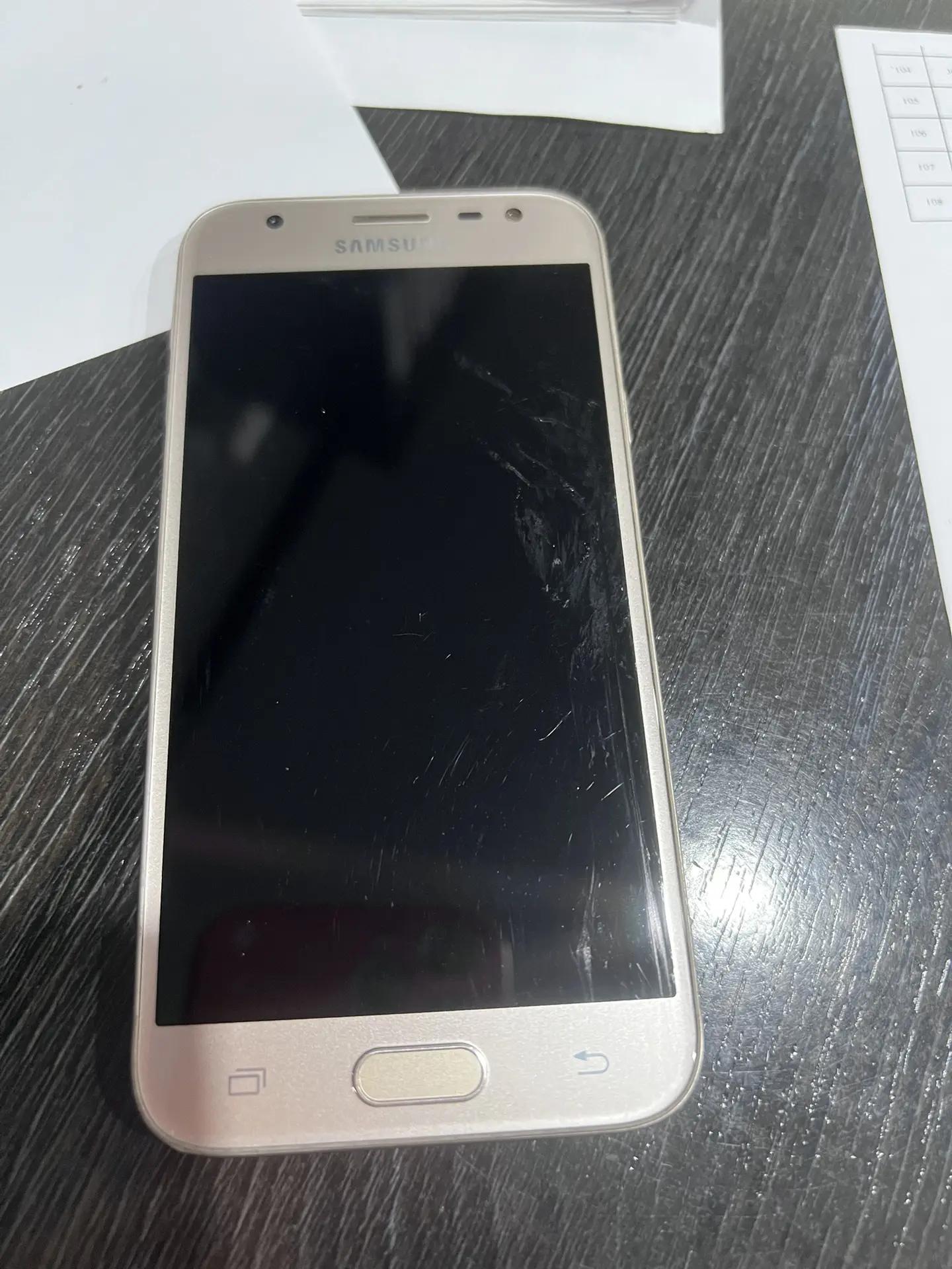 мобильный телефон "SAMSUNG" в золотистом цвете 1 Штука (шт)