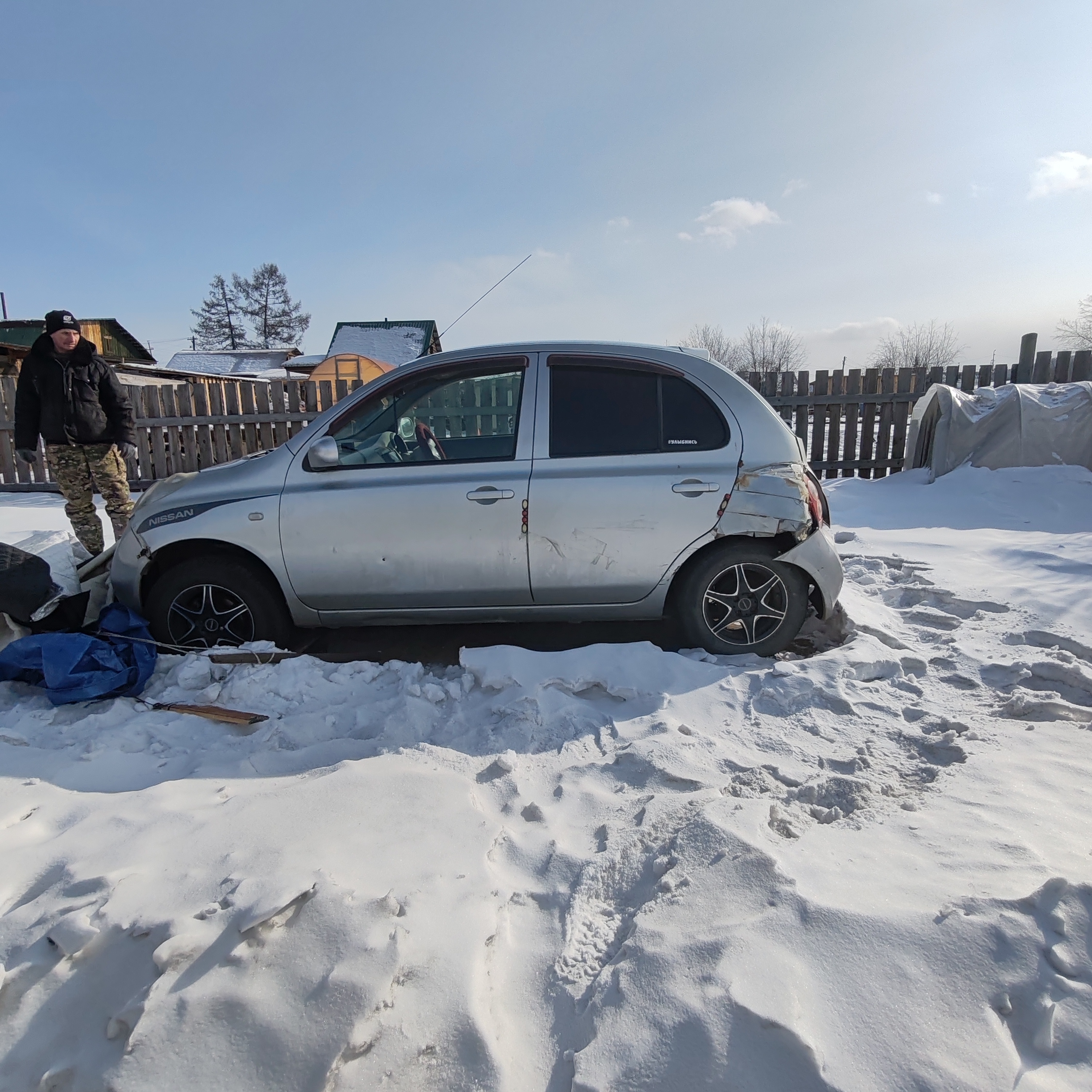 Автомобиль легковой комби (хэтчбек) НИССАН; МАРЧ; 2004 г.в., г/н М821УВ75, цвет светло-серый, Номер кузова (прицепа): AK12290220. ПТС отсутствует. Левый задний бампер, задняя левая фара повреждены