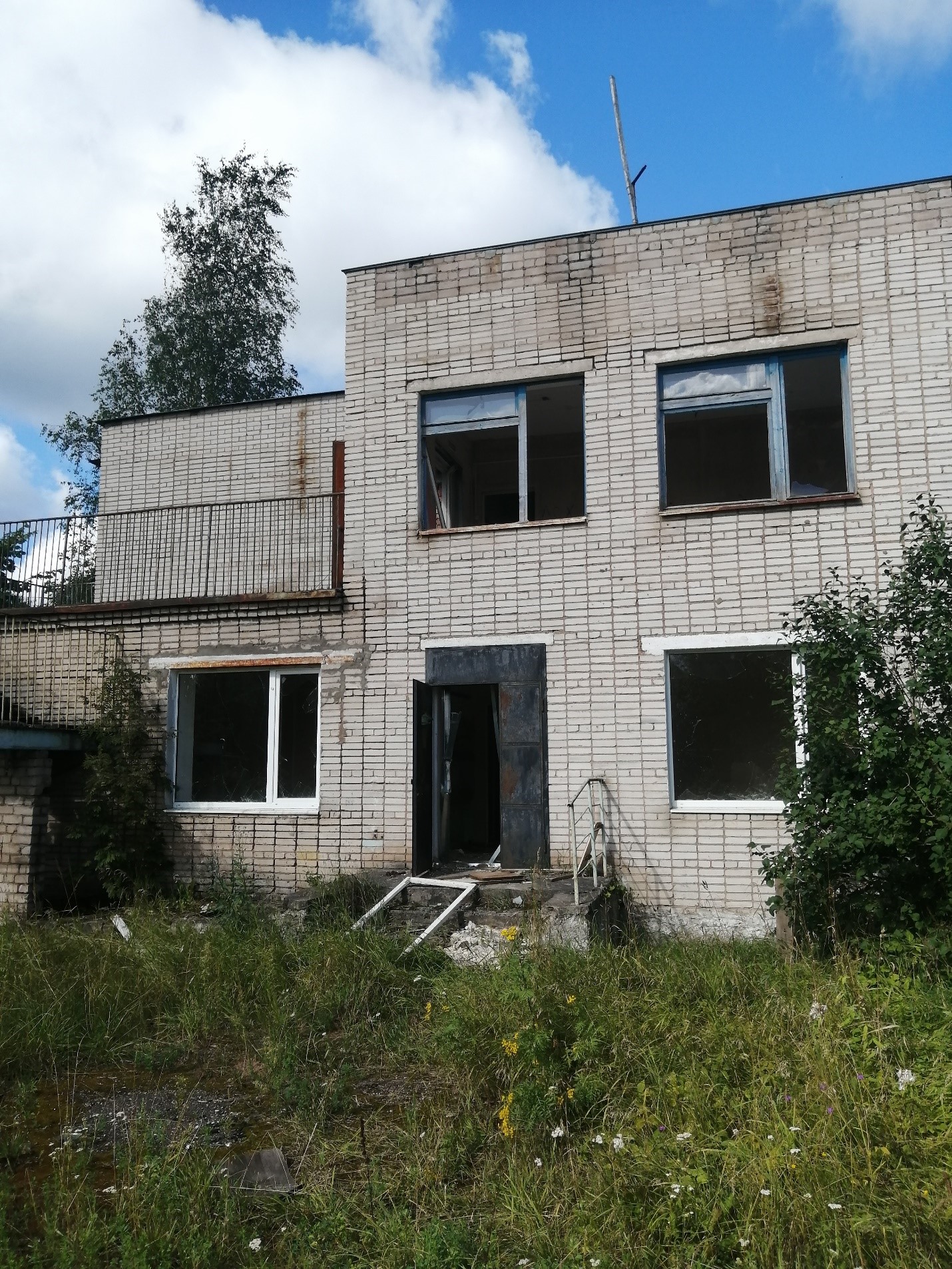 Нежилое здание, площадь 713,7 кв. м земельный участок, площадь 3750 кв. м, расположенные по адресу: Новгородская область, м.о. Крестецкий, д. Зайцево, ул. Центральная, зд. 52