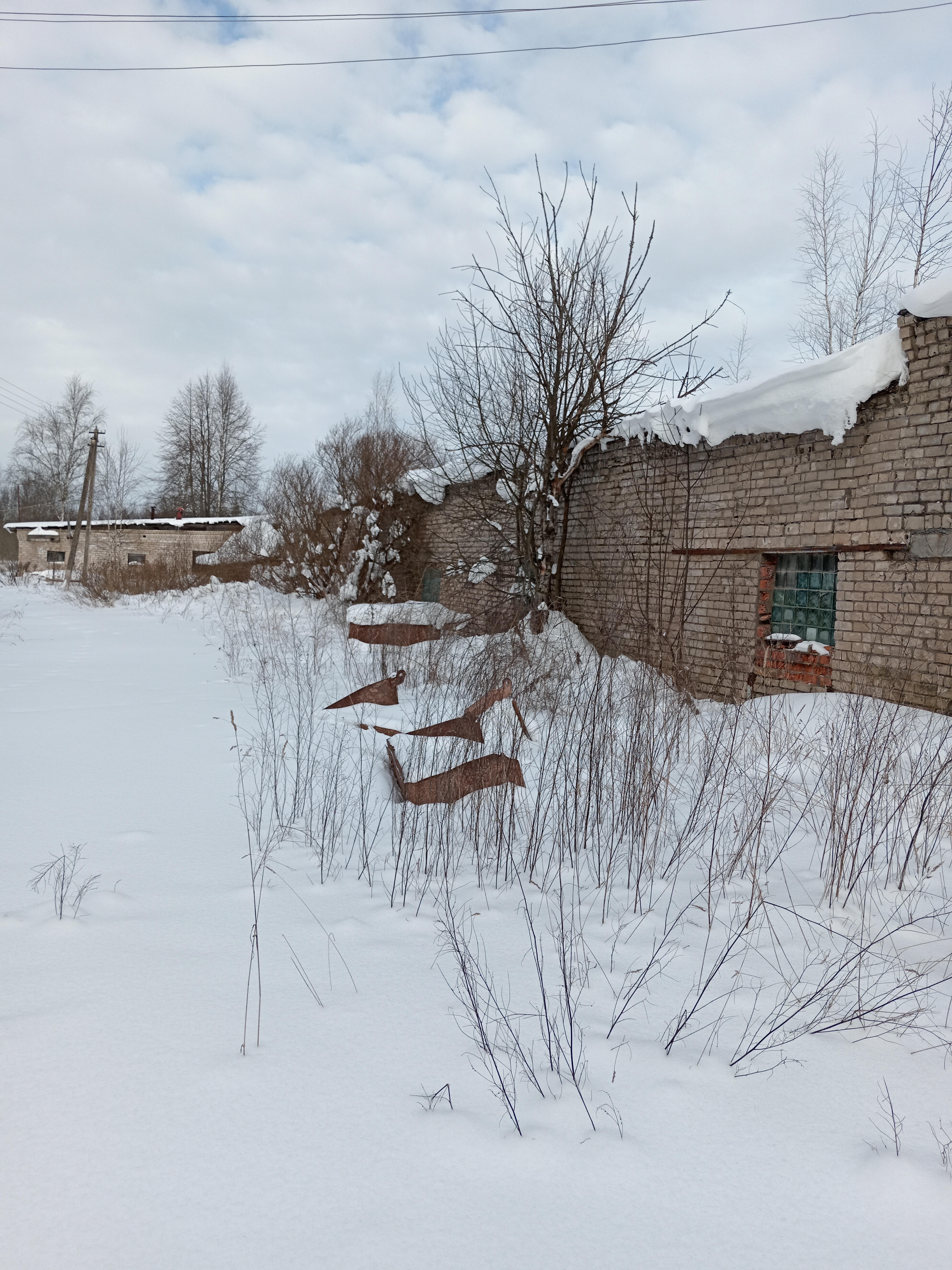 Лот № 2 (вторичные). Земельный участок площадью 12240 кв. м, кадастровый номер 60:14:0045201:27. Категория земель – земли населенных пунктов. Вид разрешенного использования – для размещения производственной базы, помещений. Нежилое здание площадью 1556 кв. м, кадастровый номер 60:14:0045201:35. Местоположение: Псковская обл., Палкинский р-н, СП «Новоуситовская волость», д. Вороны, д. б/н.Должник (собственник) – ООО «Лесстройсервис»