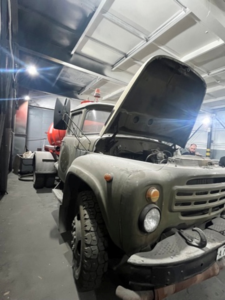 Автомобиль ЗИЛ130 с вакуумной цистерной КС-500 (ассенизатор)