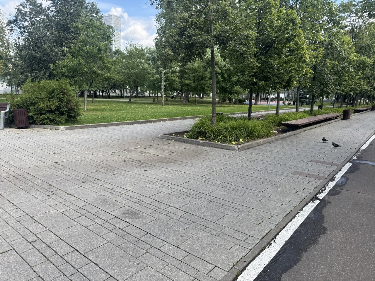 Нестационарный торговый объект "Тележка" по адресу: г. Москва, Cоветской Армии улица, д. 12, стр. 2 (участок 2), специализация "«Мороженое», «Горячие напитки, выпечка»", общей площадью 2,5 кв. м
