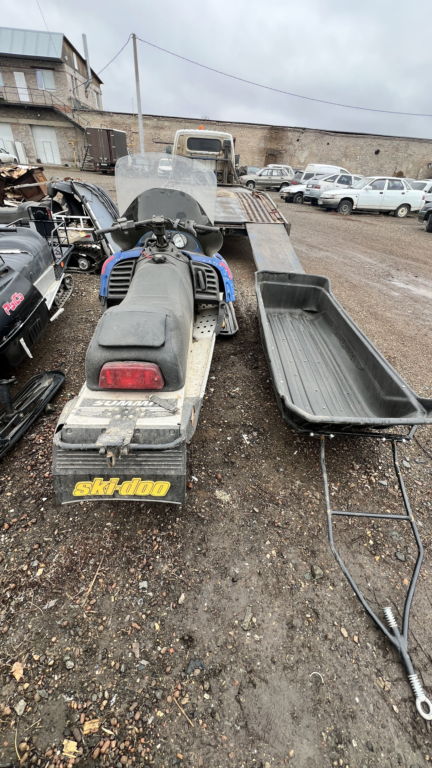 Единый лот: 1. Транспортное средство снегоход марки "Ski-doo" VIN.NIV.140500037; 2. Ролик натяжения гусеницы снегохода; 3. Пластмассовые сани черного цвета для снегохода