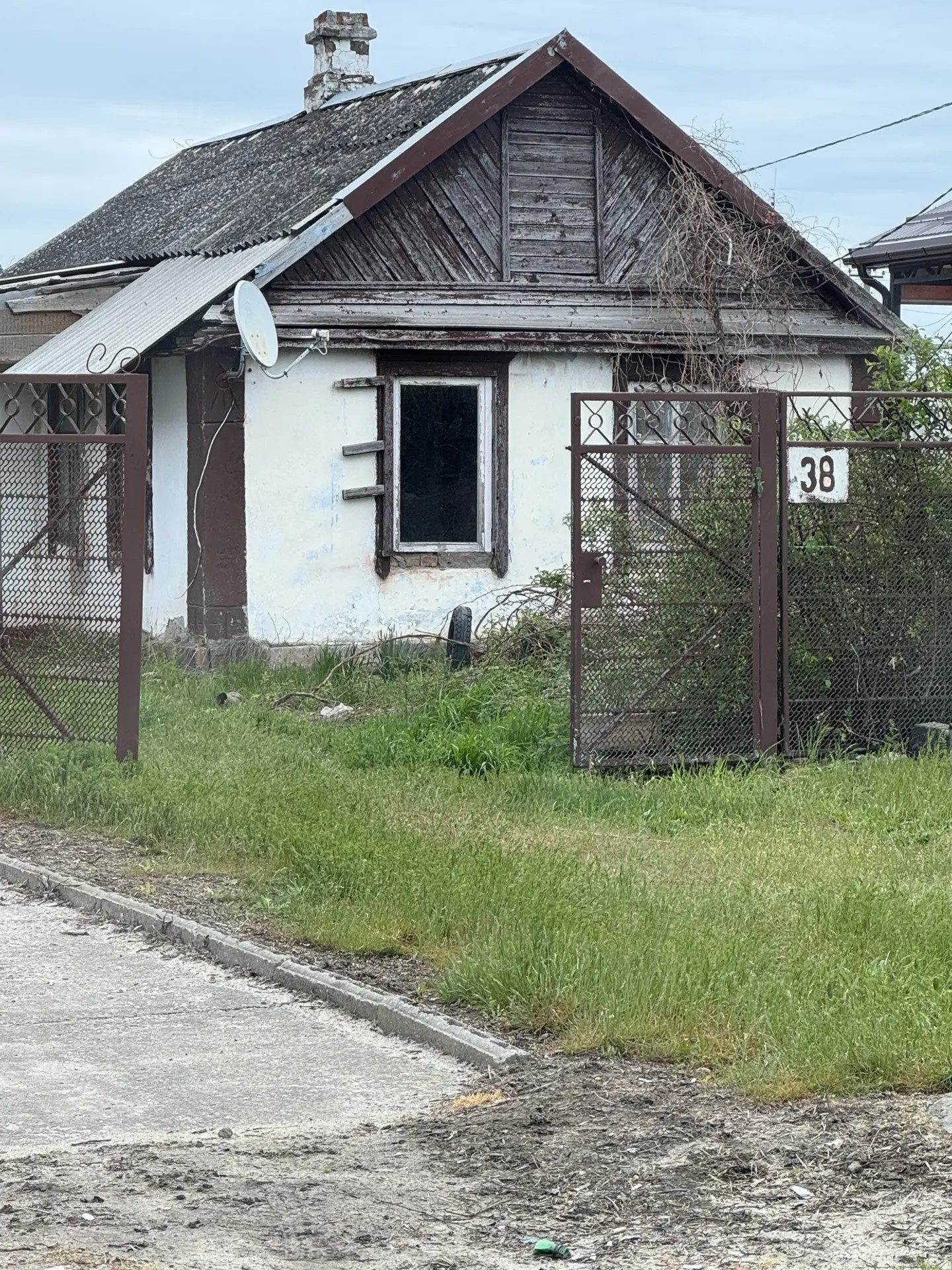 Д-к: Узоян Т.С. Земельный участок (для индивидуального жилищного строительства), площадь 566 кв.м., кадастровый номер 23:06:1902050:96, жилое здание, площадь 38,5 кв.м., кадастровый номер 23:06:1902050:258. Адрес: Краснодарский край, г. Гулькевичи, ул. Малиновского, д. 38