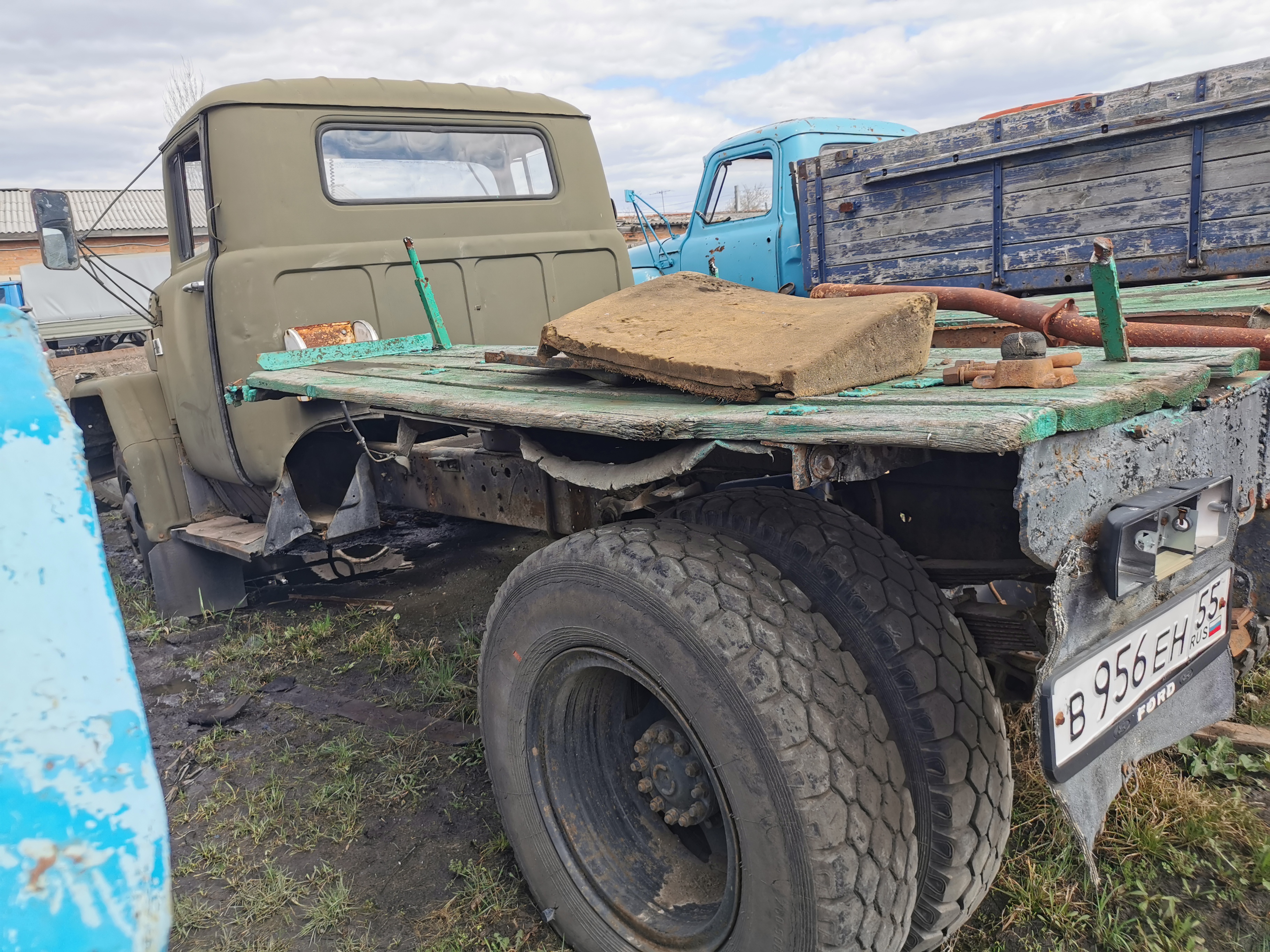 Автомобиль ЗИЛ 130 грузовой фургон, идентификационный номер (VIN) отсутствует, шасси № отсутствует, двигатель № отсутствует, год выпуска 1986, цвет зеленый, государственный регистрационный знак В956ЕН 55