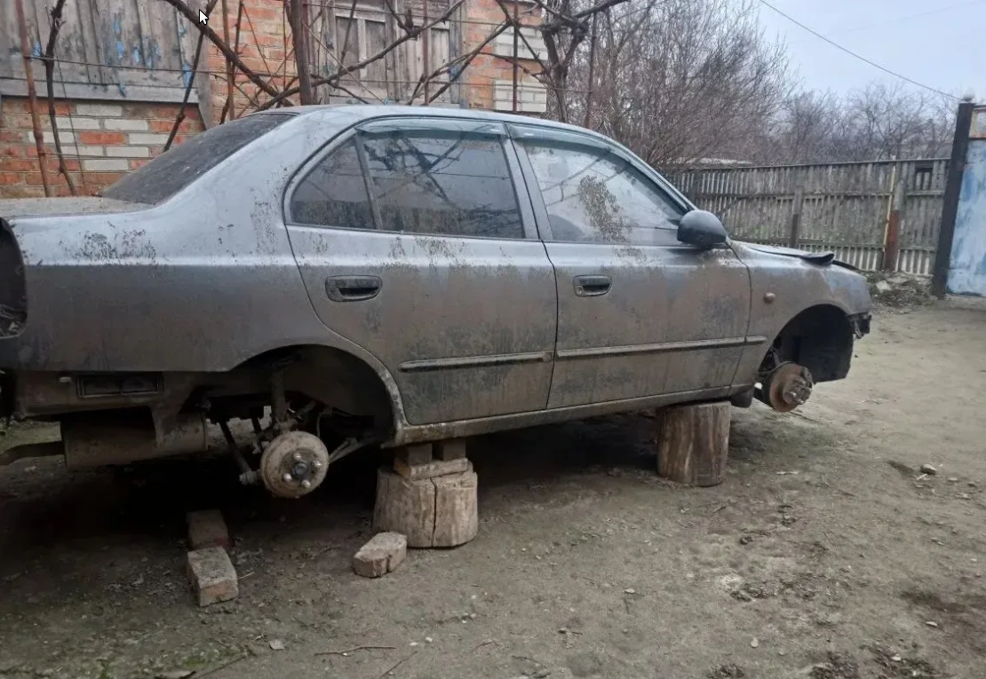 Автомобиль Hyundai Accent 2007 г.в., регистрационный знак А899ТУ/161 отсутствует, VIN X7MCF41GP8M151384, в разукомплектованном состоянии, без колес, бампера, реализуется в качестве годных остатков, возможны скрытые повреждения и дефекты. Имущество, обращенное в собственность государства (2136)