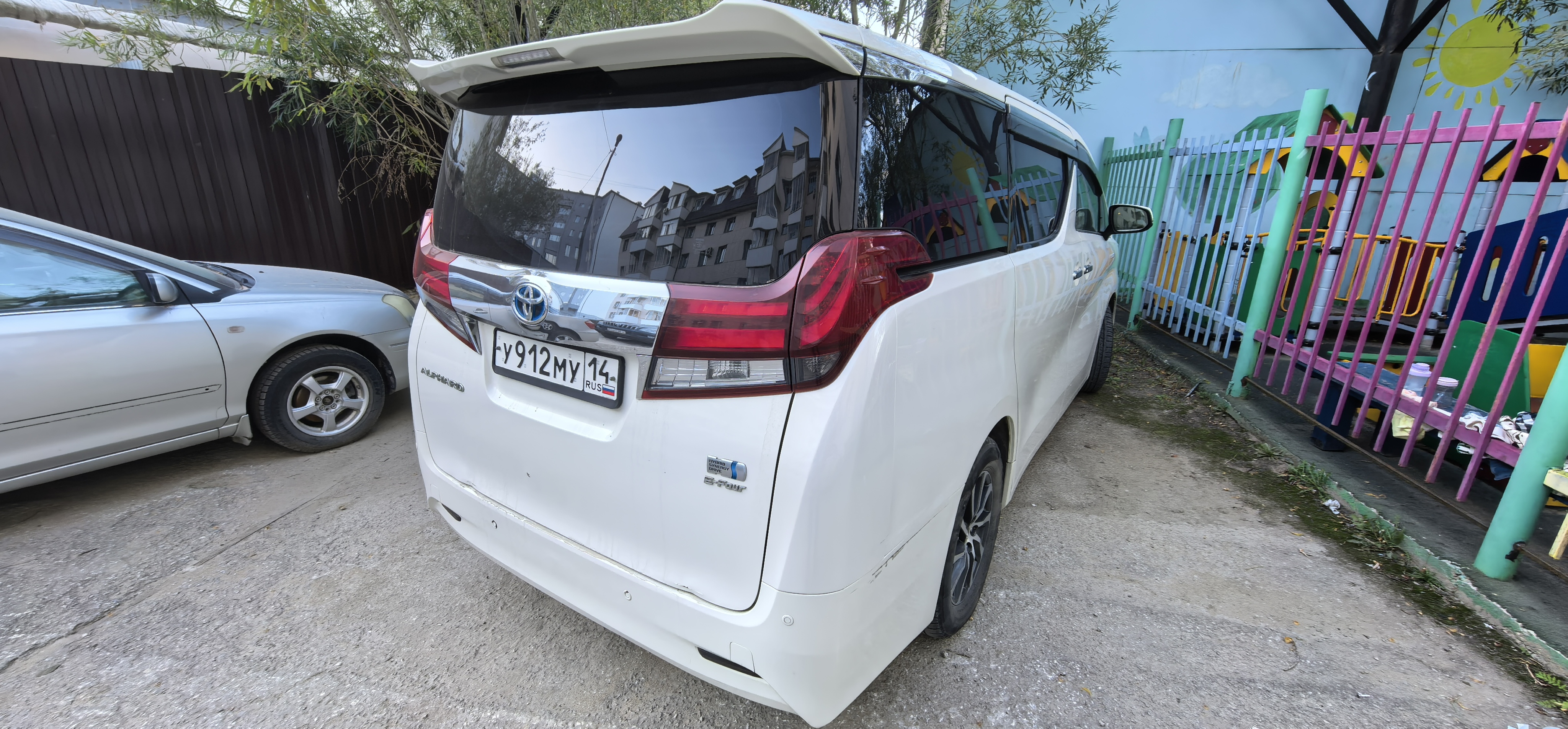 транспортное средство марки Toyota Alphard Hybrid