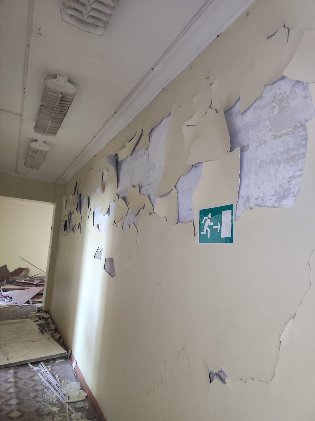 Учебный корпус, площадь: 3805,7 кв. м, вид объекта недвижимости: здание, назначение - нежилое, год постройки - 1953,  с земельным участком площадью 3858+/-22 кв. м, категория: земли населенных пунктов, разрешенное использование: для размещения учебного корпуса – медпункта, кадастровый номер 11:16:1704011:88