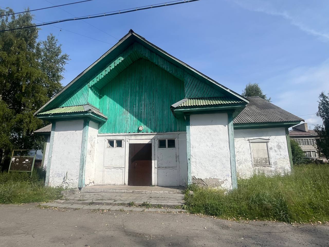 Нежилое здание с кадастровым номером 10:11:0000000:6902, общей площадью 581,7 кв.м., расположенное по адресу: Республика Карелия, р-н. Беломорский, г. Беломорск, ул. Водников, д. 29 (далее – Здание), а также земельный участок с кадастровым номером 10:11:0011403:61, площадью 730 кв.м, на котором расположено Здание.