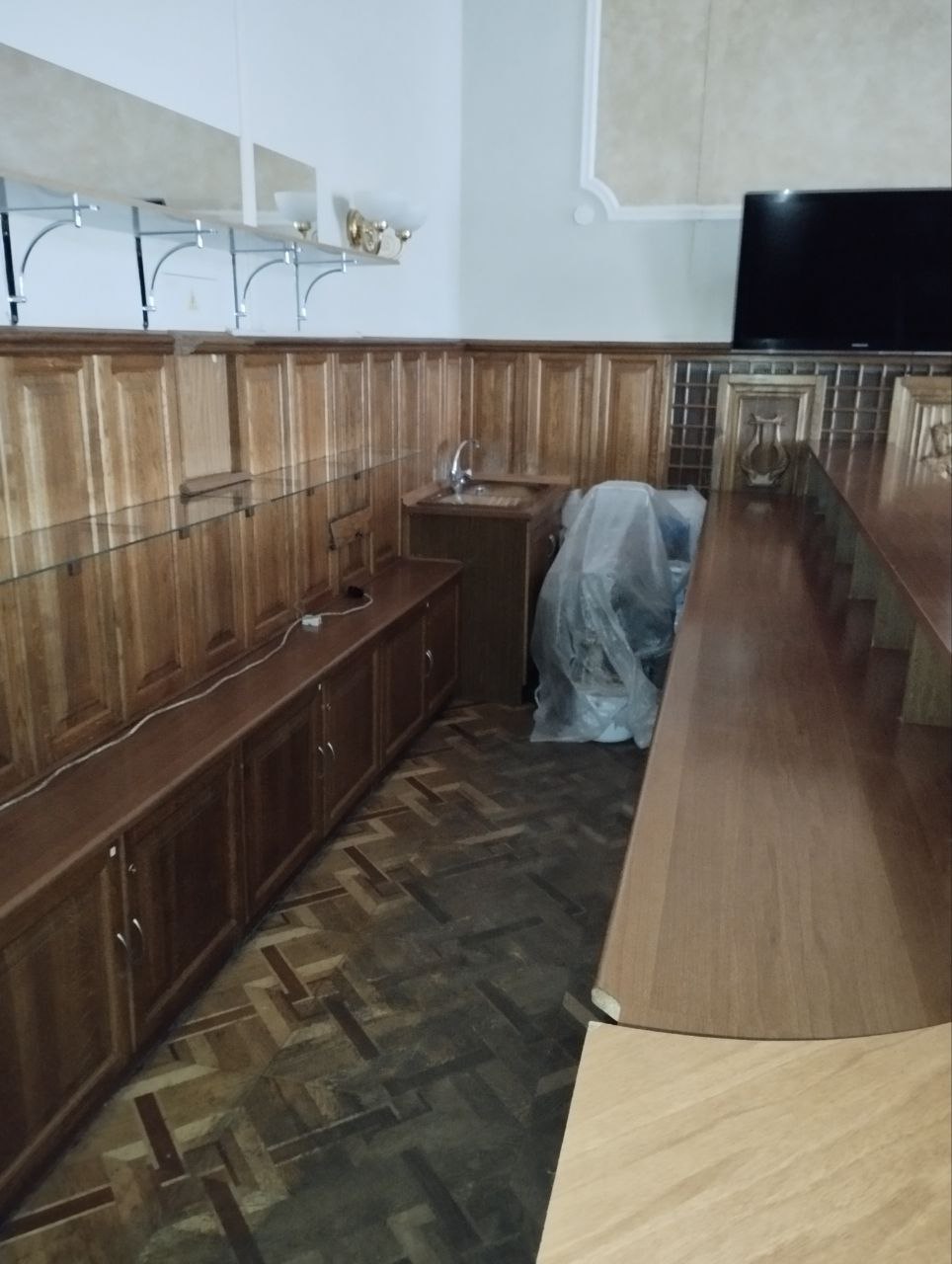 Открытый аукцион на право заключения договора аренды недвижимого имущества – части недвижимого имущества (фойе 2-го этажа) лит. А - 4,5; помещение № 41, правое крыло площадью 84,82 кв.м. и левое крыло площадью 83,45 кв.м. (кадастровый номер 93:27:0010212:269), расположенного по адресу: г. Донецк, ул. Артема, дом 74 А, с целью создания условий для организации питания посетителей и работников театра сроком на 5 лет, закрепленного на праве оперативного управления за МДТ ИМ. М.М. БРОВУНА