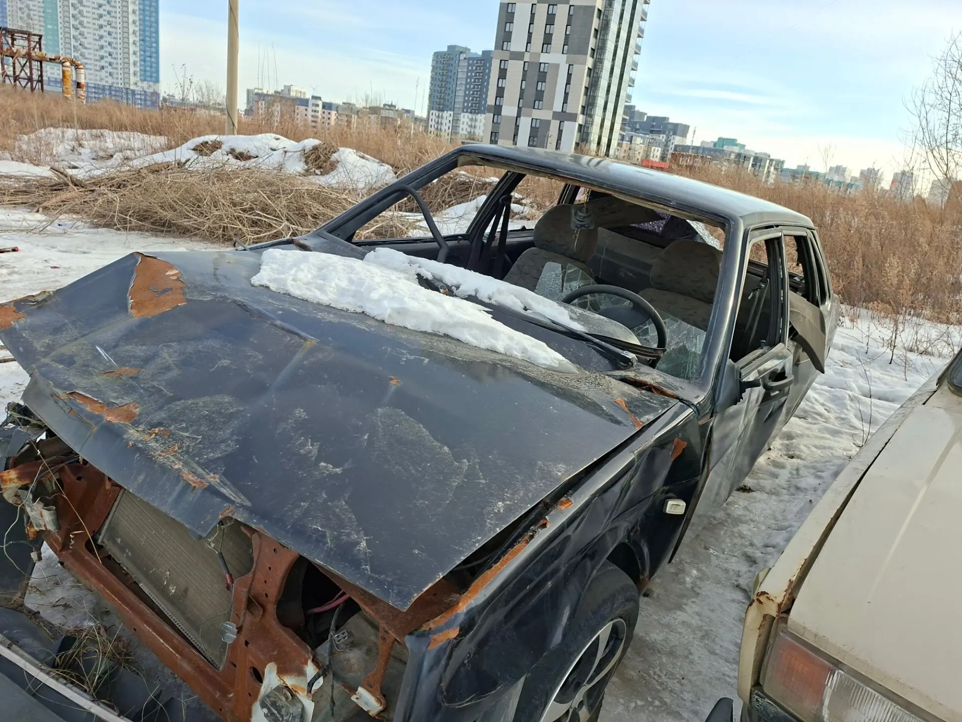 Автомобиль ВАЗ 21099 в аварийном состоянии, г/н К722ТХ124, 2004г.в., VIN ХТА21099043648132. Рабочее состояние, и комплектность автомобиля не проверялось. Находится в г. Красноярск, данное имущество обращено в доход государства (Документы, ключи отсутствуют). (32/26)
