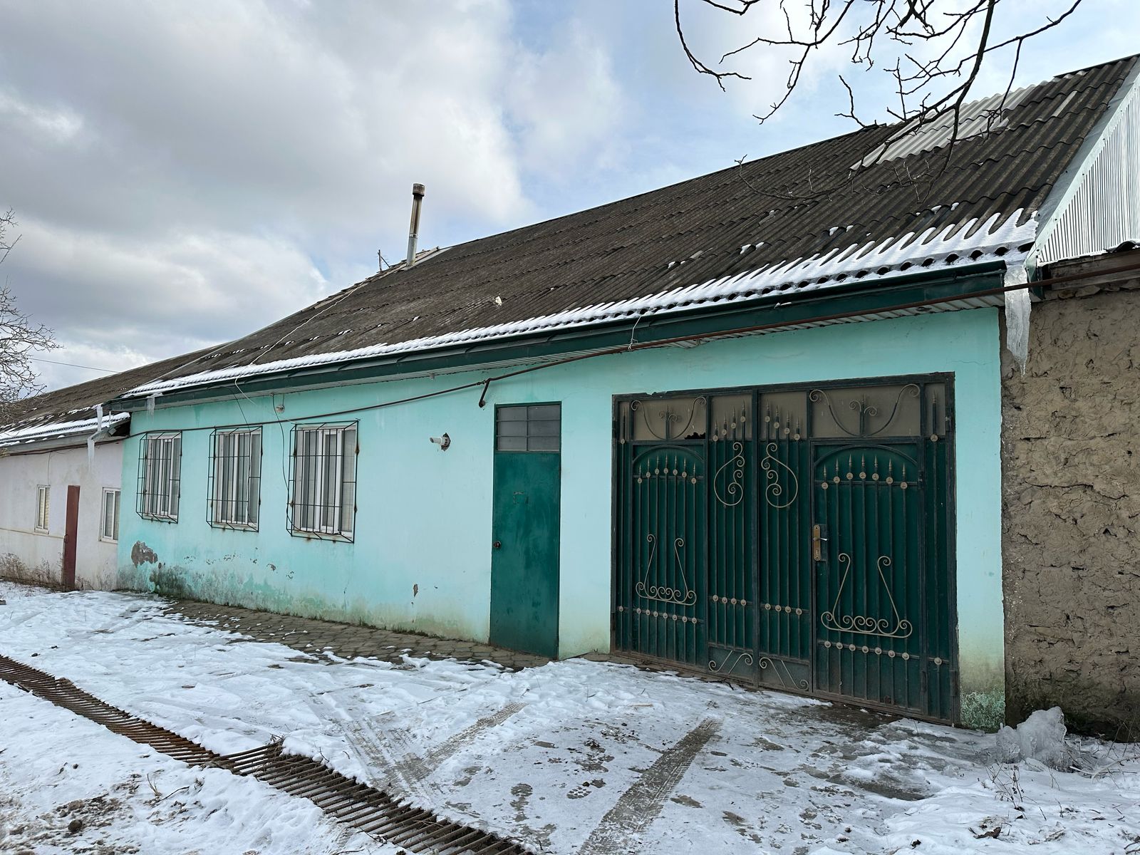 Жилой дом, площадь 173,6 кв. м., кадастровый номер: 05:16:000001:7768, этажность 1, земельный участок, площадь 239 кв. м., кадастровый номер: 05:16:000001:2936, местоположение: Республика Дагестан, Сергокалинский район, с. Сергокала, ул. 50 лет Октября (должник Гусейнов А. А.)