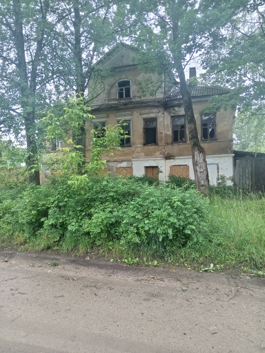 Здание, назначение: нежилое, общей площадью 300,4 кв. м., расположенное на земельном участке площадью 981 кв. м., находящиеся по адресу: Тверская обл., г.Осташков, ул. Октябрьская, д.4
