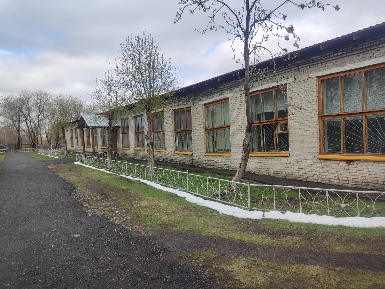 Имущественный комплекс на земельном участке площадью 10395 кв. м с кадастровым номером 45:07:020501:112, по адресу: Курганская область, г. Катайск, ул. Строителей, д. 14