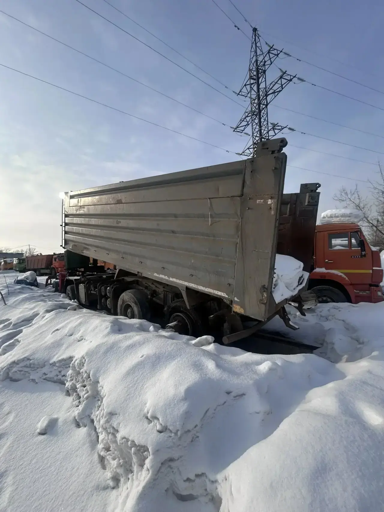(повторные торги) Грузовой самосвал SHACMAN SX331863366, 2022 г.в., г/н Е255ТА124, VIN LZGJX4Z6XNX033531, цвет красный. Рабочее состояние не проверялось. Должник ООО «Сибтехрегион». Обременения: Арест, запреты на рег. действия. Начальная цена продажи 3986401,18 руб. в т.ч. НДС 718859,23 руб. Задаток 598000,00 руб. (пор. 346)