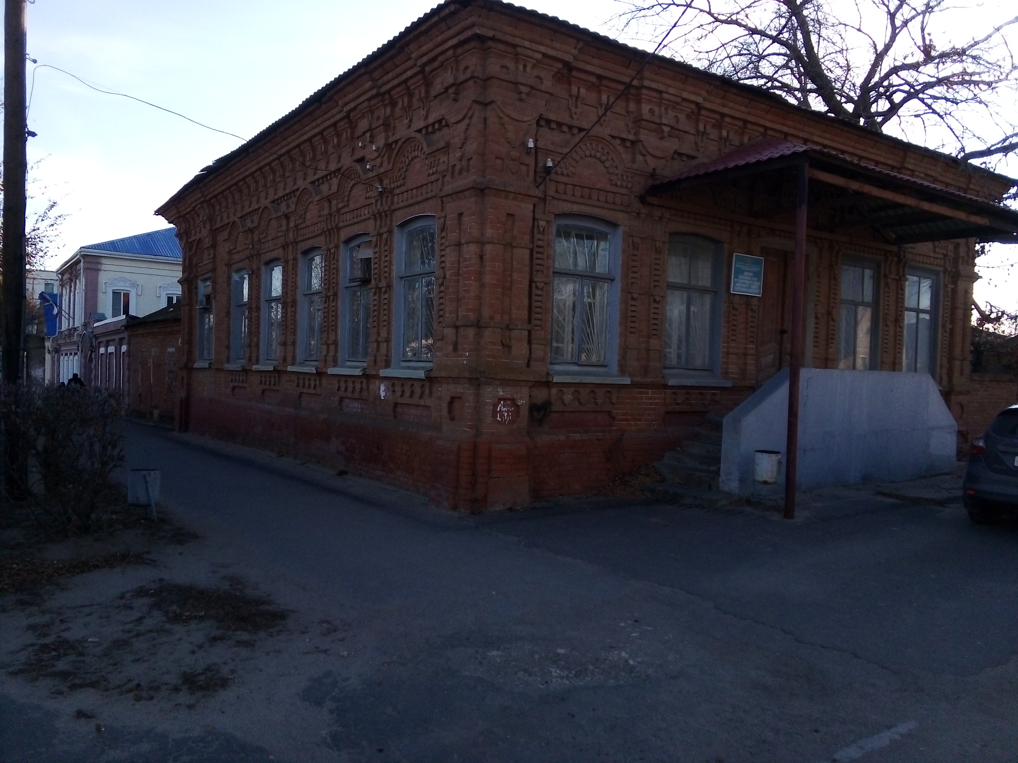 Комплекс имущества: нежилое здание площадью 175,9     кв. м и движимое имущество