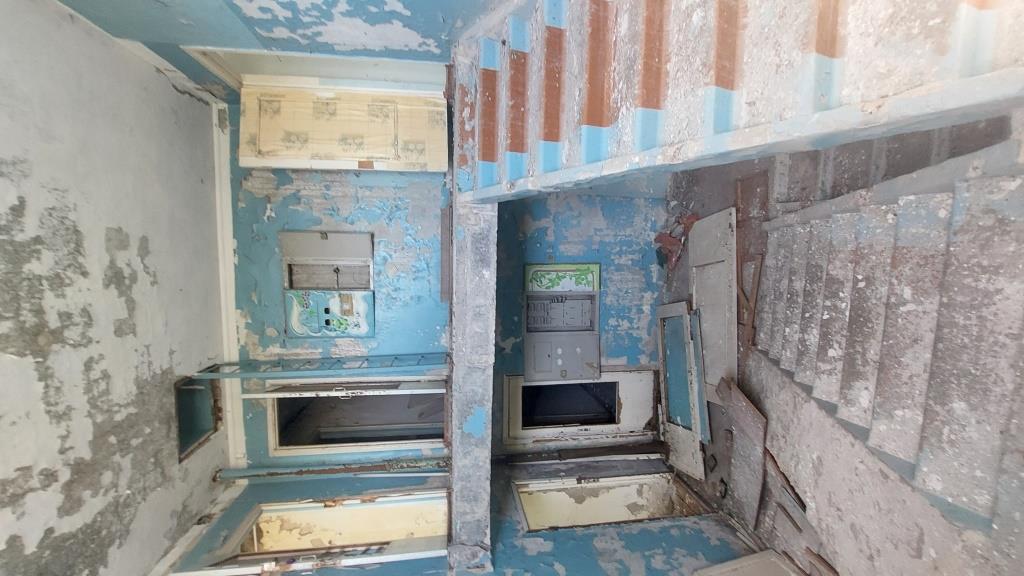 Недвижимое имущество, состоящее из:  Земельного участка с кадастровым номером 19:02:010801:86, площадью 9999,1 кв.м., расположенного по адресу: Республика Хакасия, г. Черногорск, р.п. Пригорск, с расположенными на нем  объектами недвижимого имущества: 1. Нежилое 3-х этажное здание, кадастровый номер 19:02:010801:1692, пл. 2800,6 кв.м., литера А, адрес: РХ, г. Черногорск, р.п. Пригорск, д. 1Б, Литера А; 2. Нежилое 1-е здание, кадастровый номер 19:02:010801:1696, пл. 40,6 кв.м., литера Б.