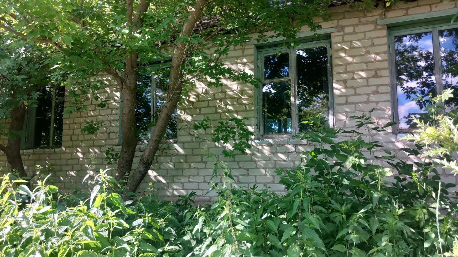 Нежилое здание (здание ДК), КН 48:06:0800203:13, 1962 года постройки, площадью 110,3 кв. м, расположенное на земельном участке, КН 48:06:0800203:12, площадью 2440 кв. м, местоположение: Липецкая область, Долгоруковский округ, д.Харламовка, д.27