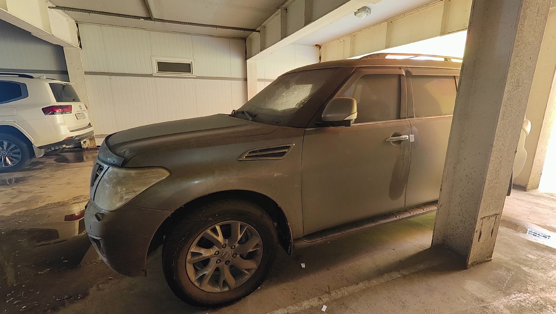 Автомобиль Nissan Patrol, легковой универсал, 2012 года выпуска.