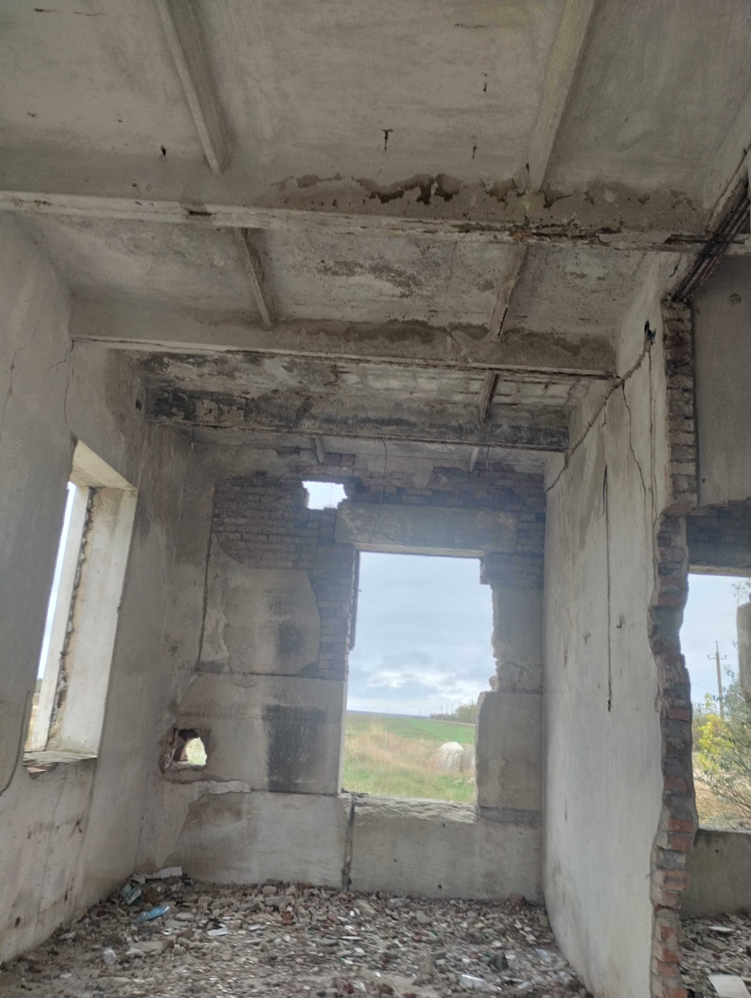 Право пользование частью нежилого здания (здание, площадью 389,3 кв.м.; литера А, этажность: 1, кадастровый номер: 90:03:190101:611) общей площадью 102,9 кв. м. по адресу: Республика Крым Джанкойский р-н с. Роскошное ул. Ленина, 32