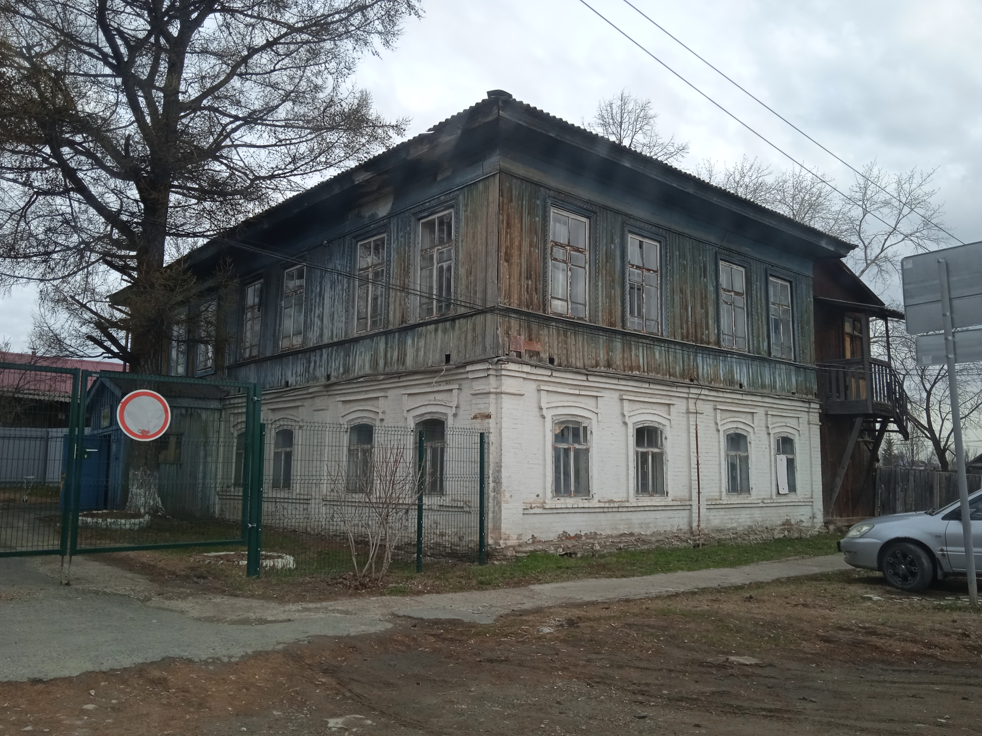 Нежилое здание на земельном участке. Адрес (местонахождение) объекта: Российская Федерация, Свердловская область, Красноуфимск городской округ, город Красноуфимск, ул. Кирова, №96