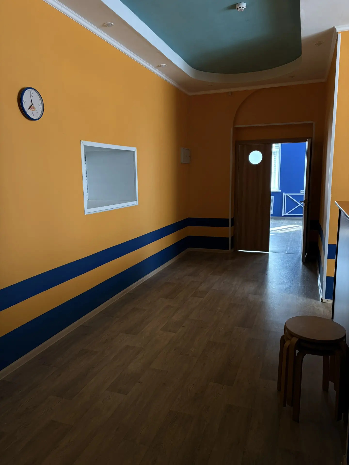 Нежилое здание (здание станции юных туристов), общей площадью 701,3 кв. м, кадастровый номер: 76:21:010101:134, с земельным участком, общей площадью 2370 кв. м, кадастровый номер 76:21:010107:21, расположенные по адресу: Ярославская область, г. Тутаев, ул. Ярославская, д.36а (далее – имущество)